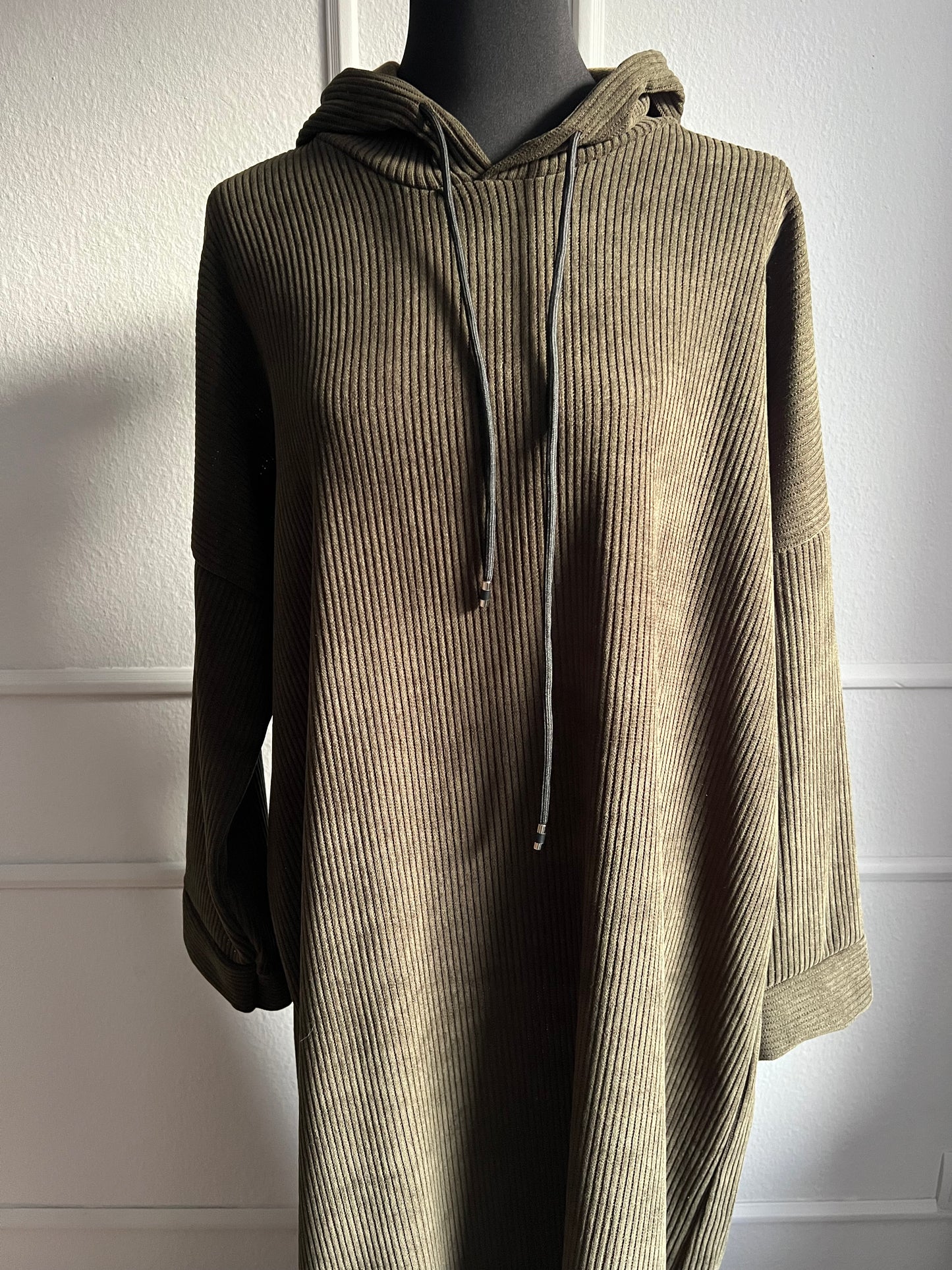 Pulloverkleid mit Kapuze