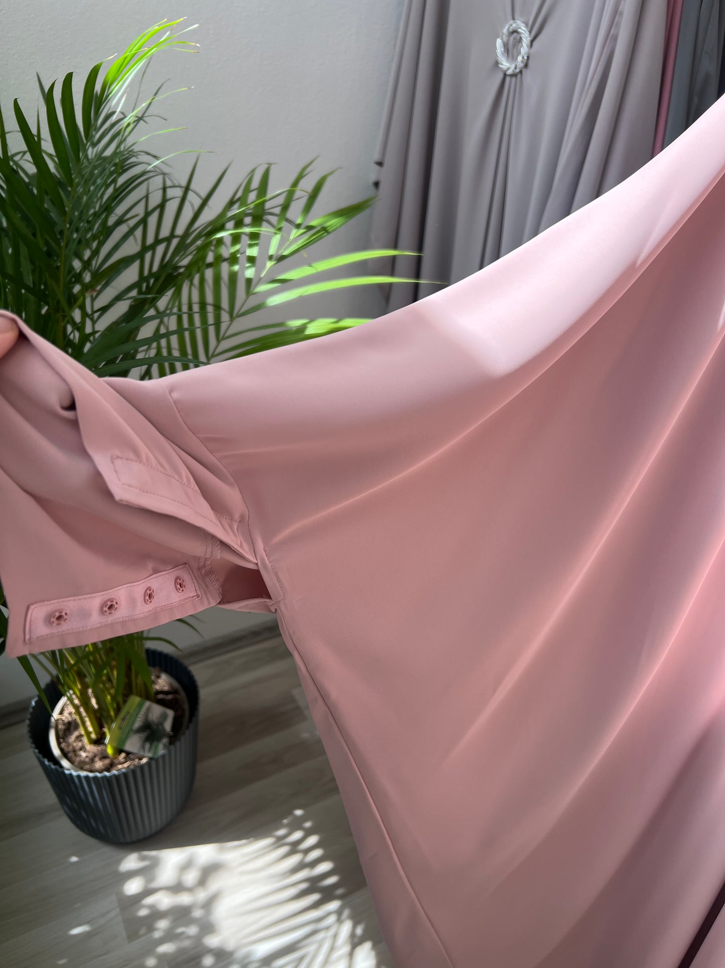 Rosa weite abaya mit knöpfen an ärmeln