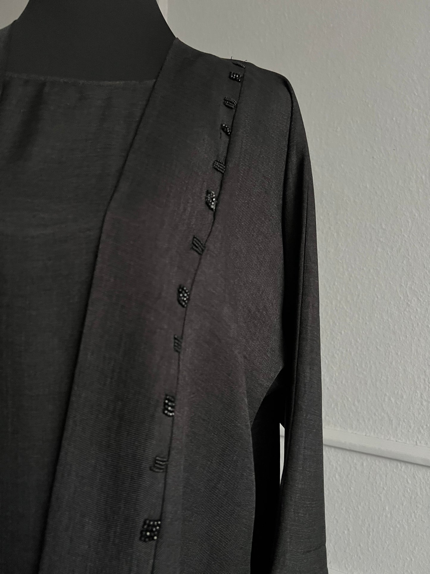 Abaya dimah detail mit perlen