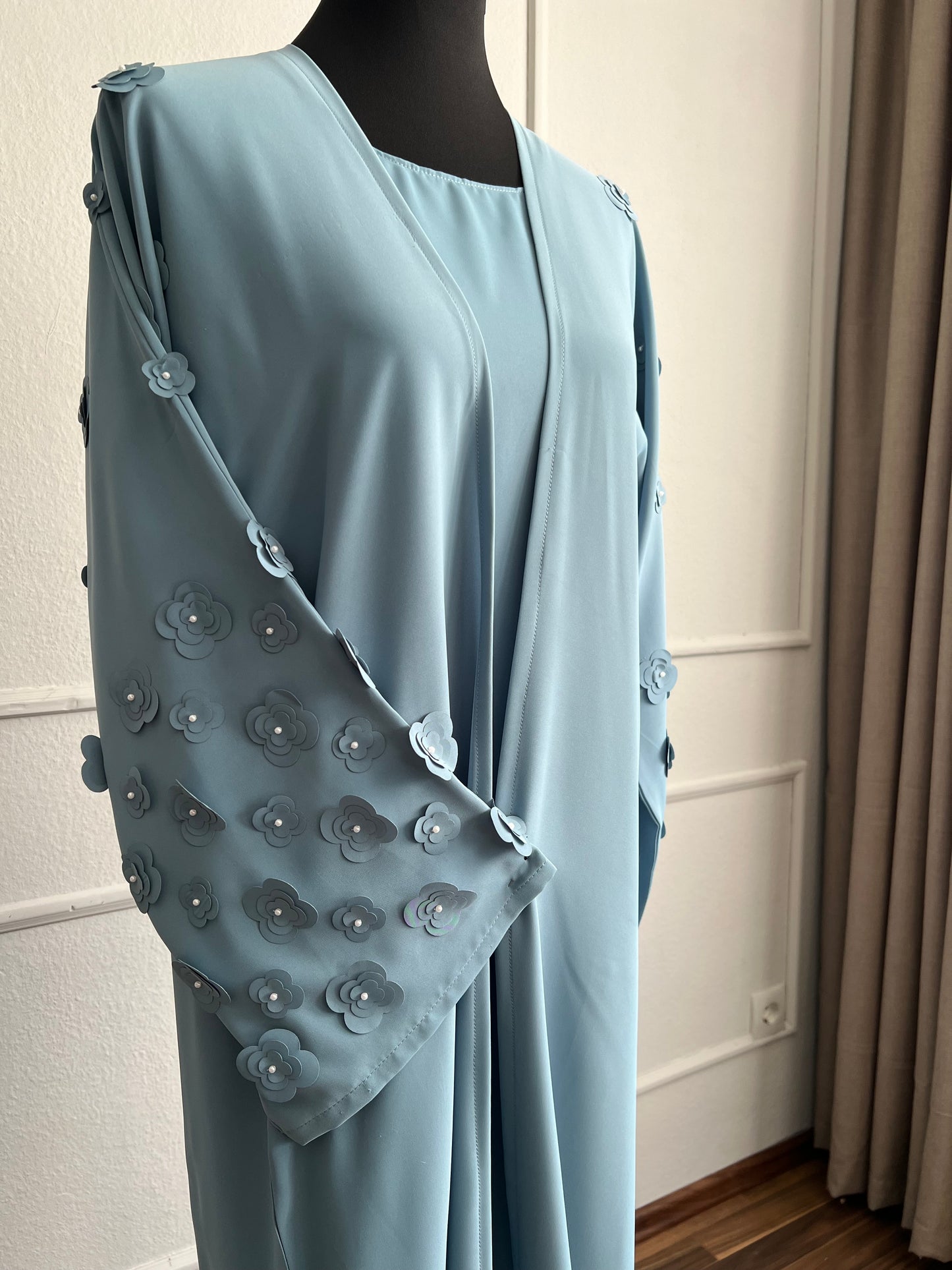 Seitenansicht Abaya in hellblau und 3d blumen an den Armen
