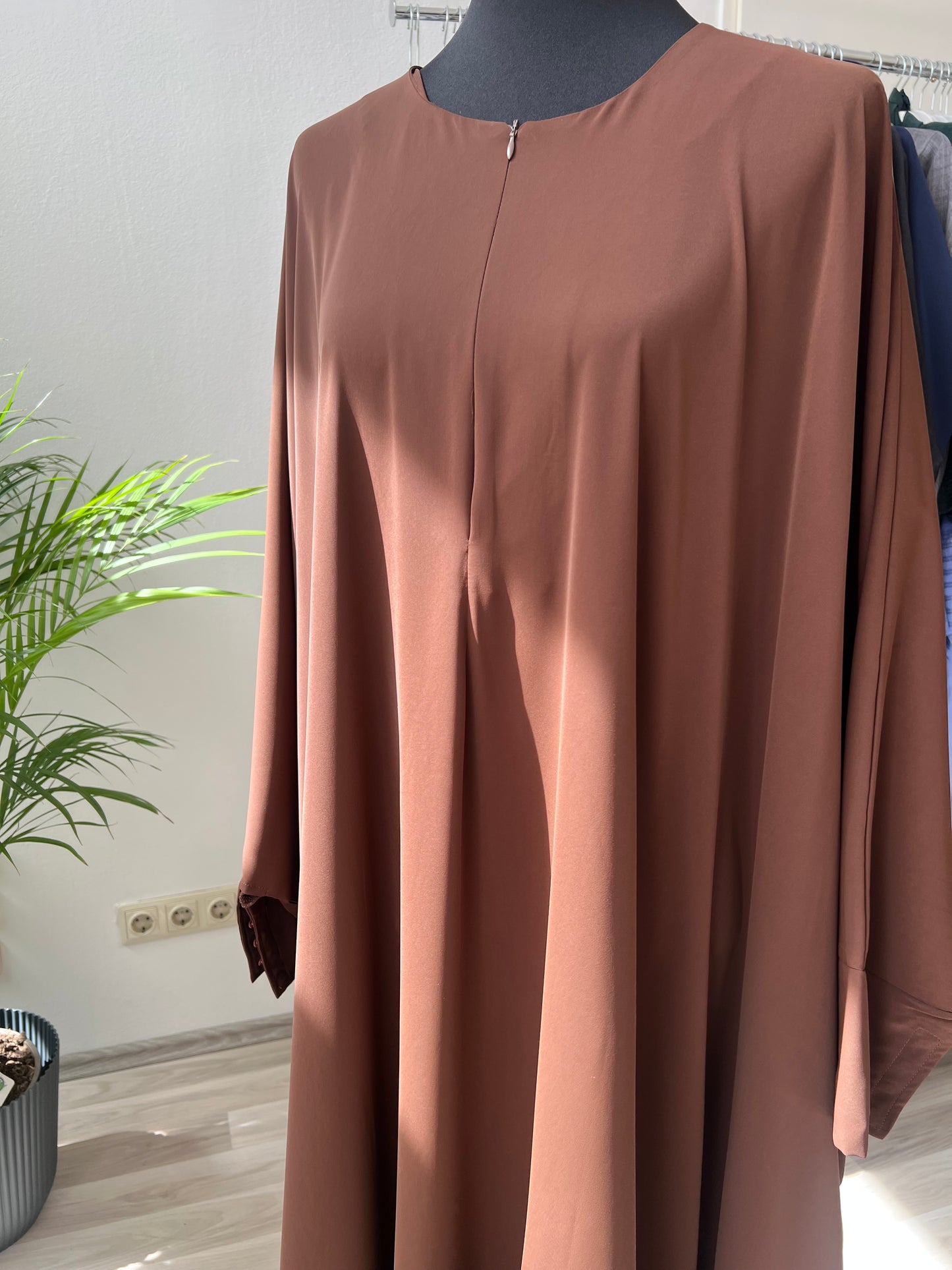 Braune abaya mit reisverschluss für stillen