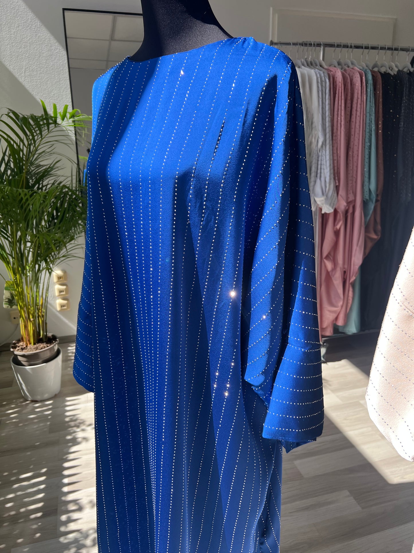 Royal blaues kleid mit glitzersteinen