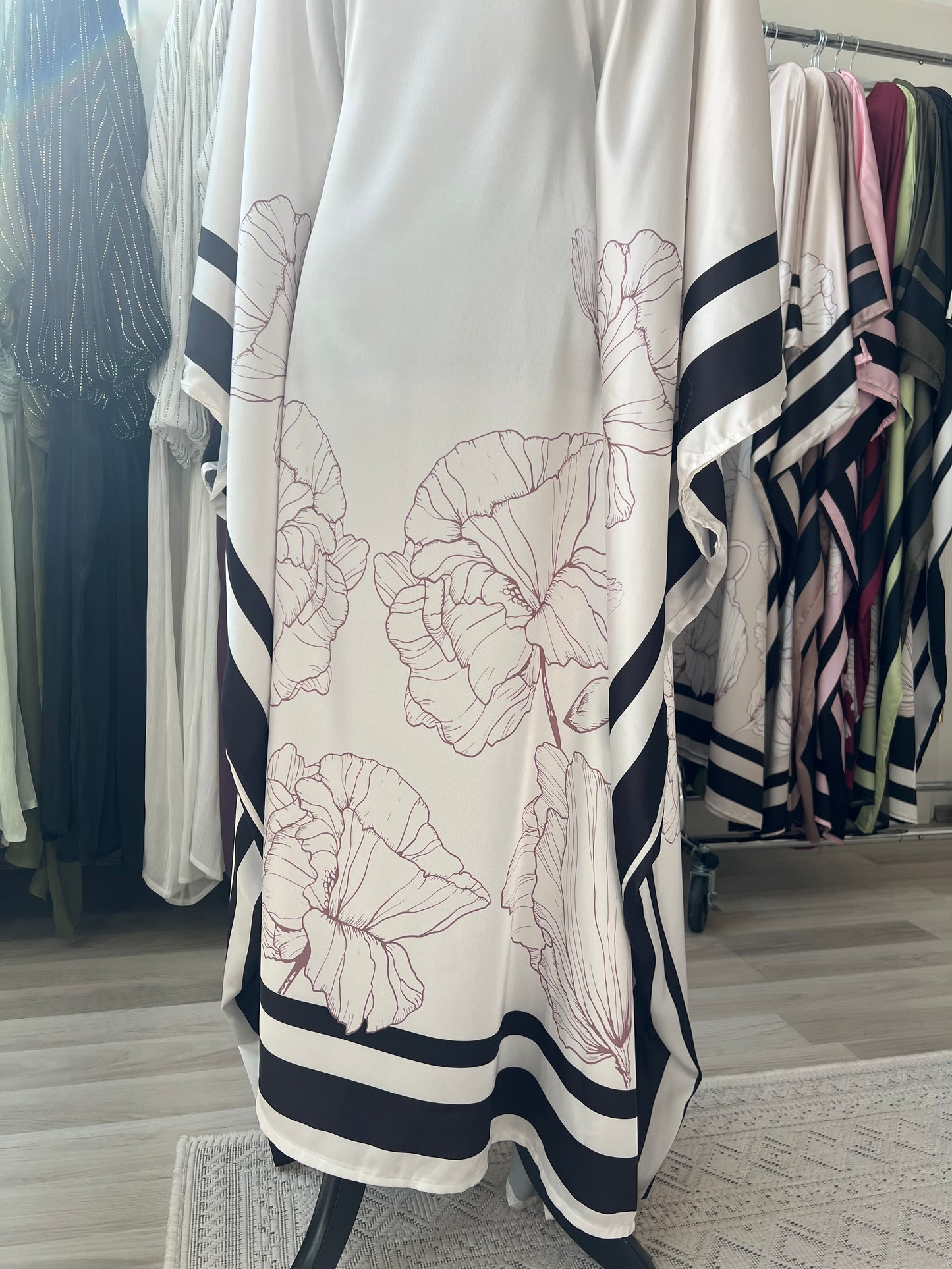 Detail foto von creme weißen kleid mit blumen