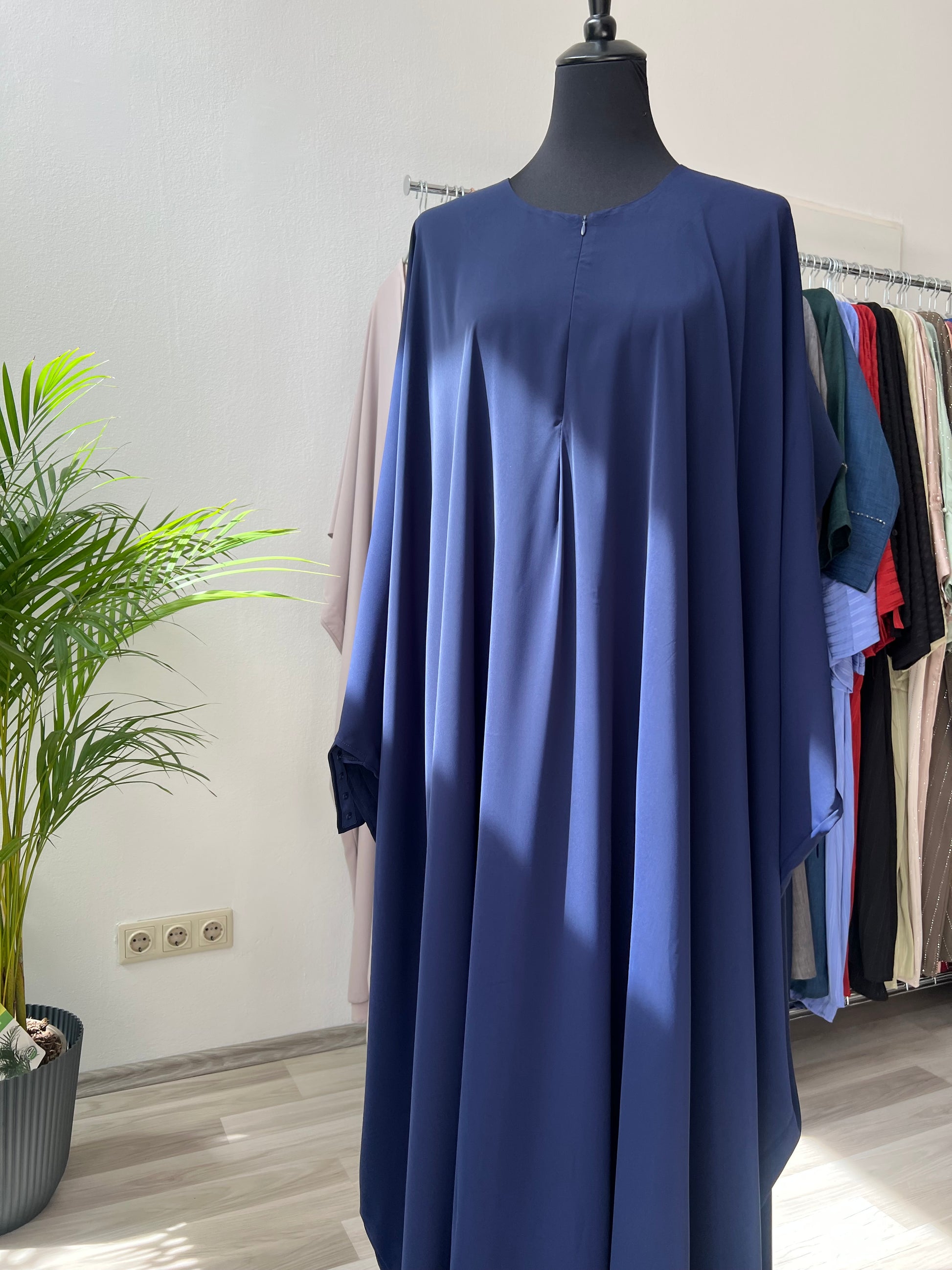 Sehr breite abaya in dunkelblau und reisverschluss