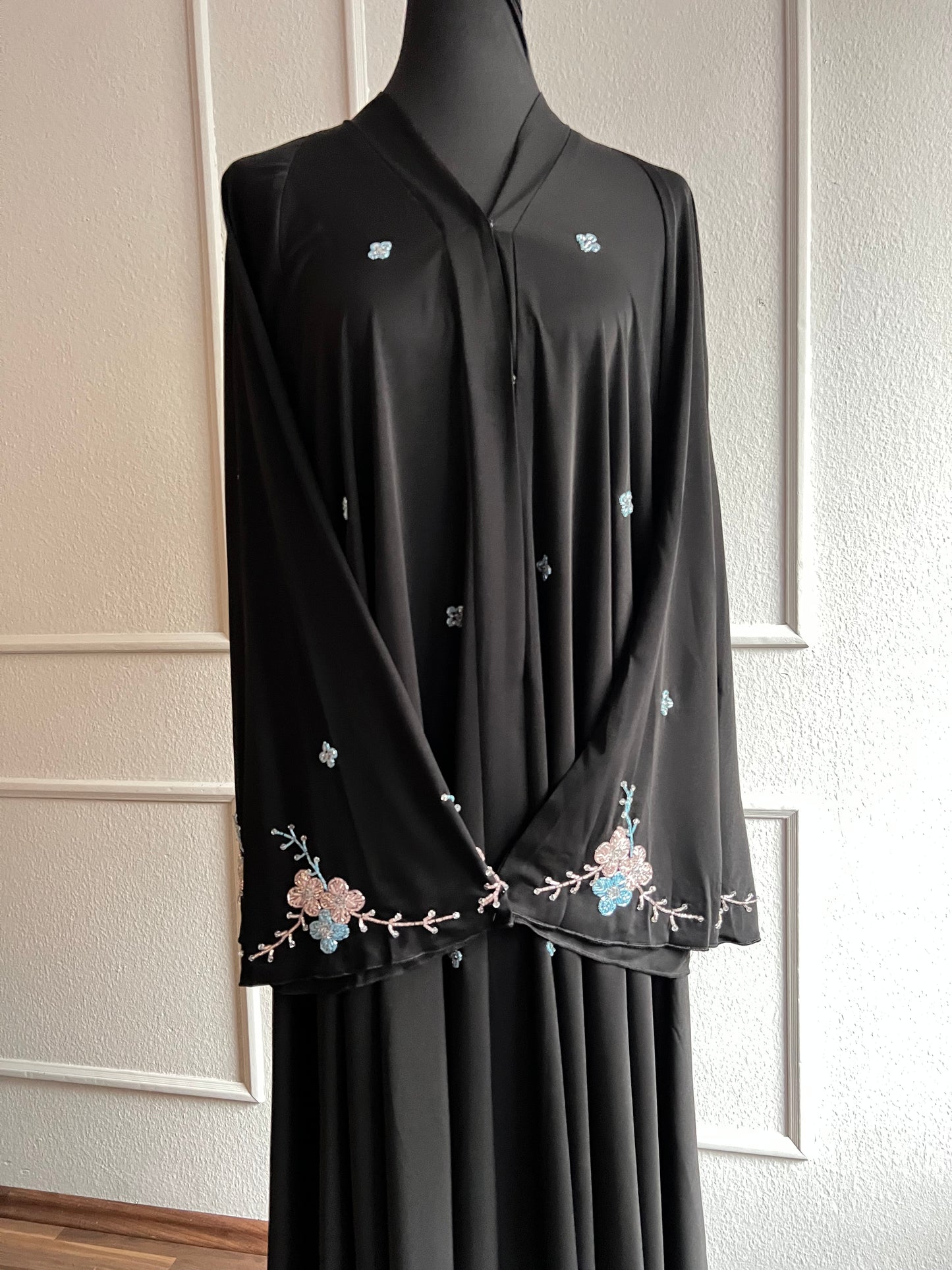 Abaya flower power, abaya in schwarz mit blumen in rosa und blau, front side