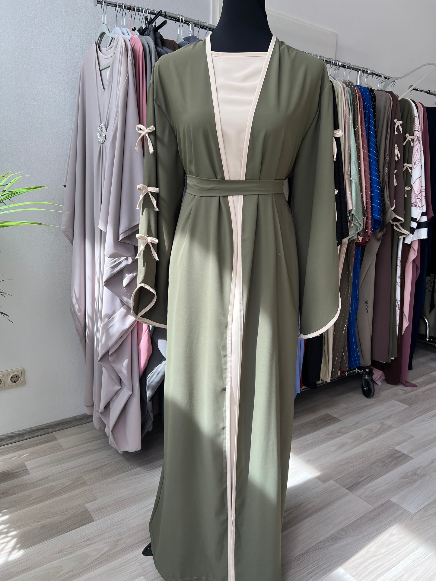 Olivgrüner kimono mit schleifen, unterkleid in beige mit gürtel