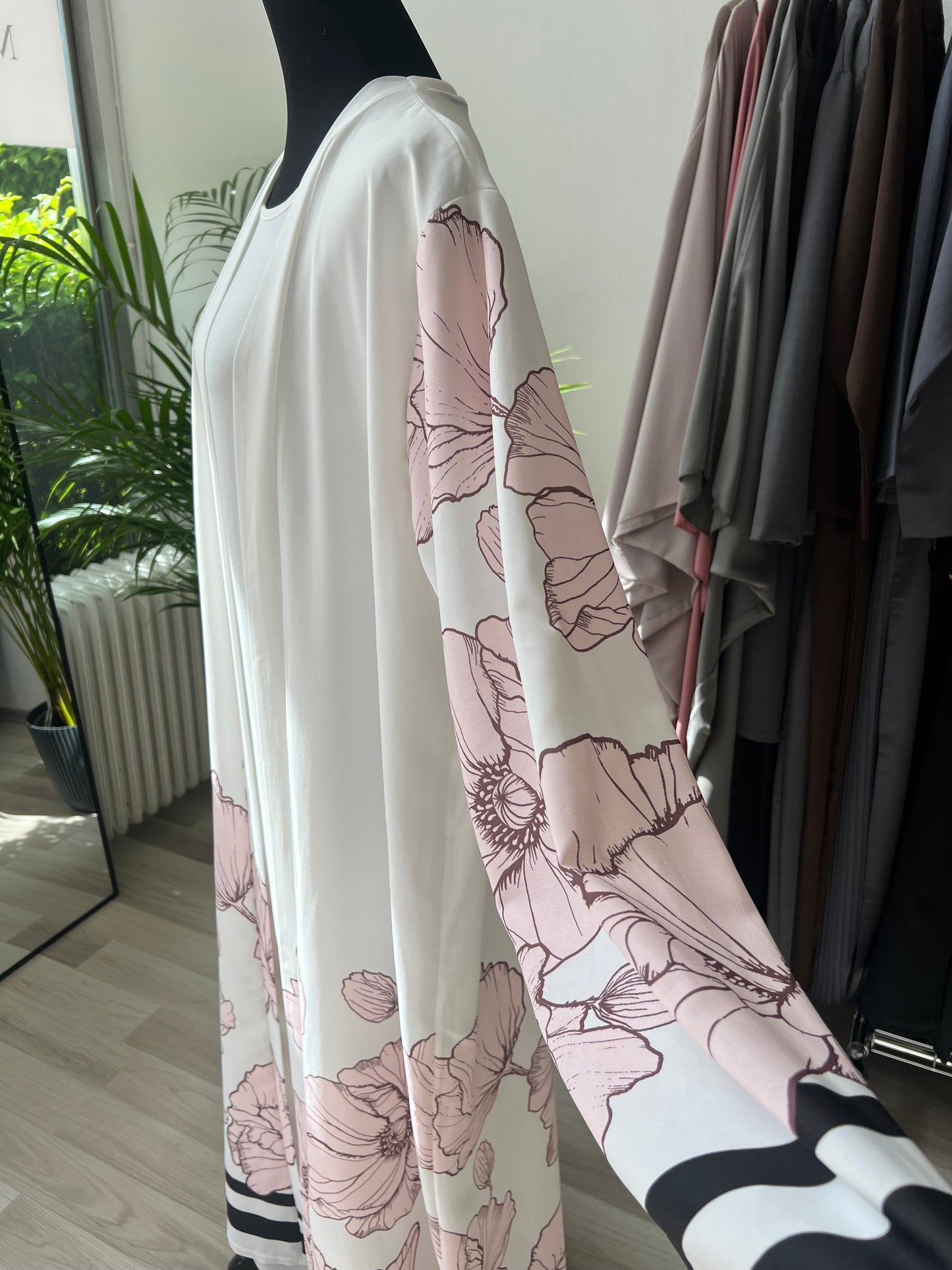 Detail foto von den ärmeln, weißes kleid mit rosa blumen, frühlingskleid