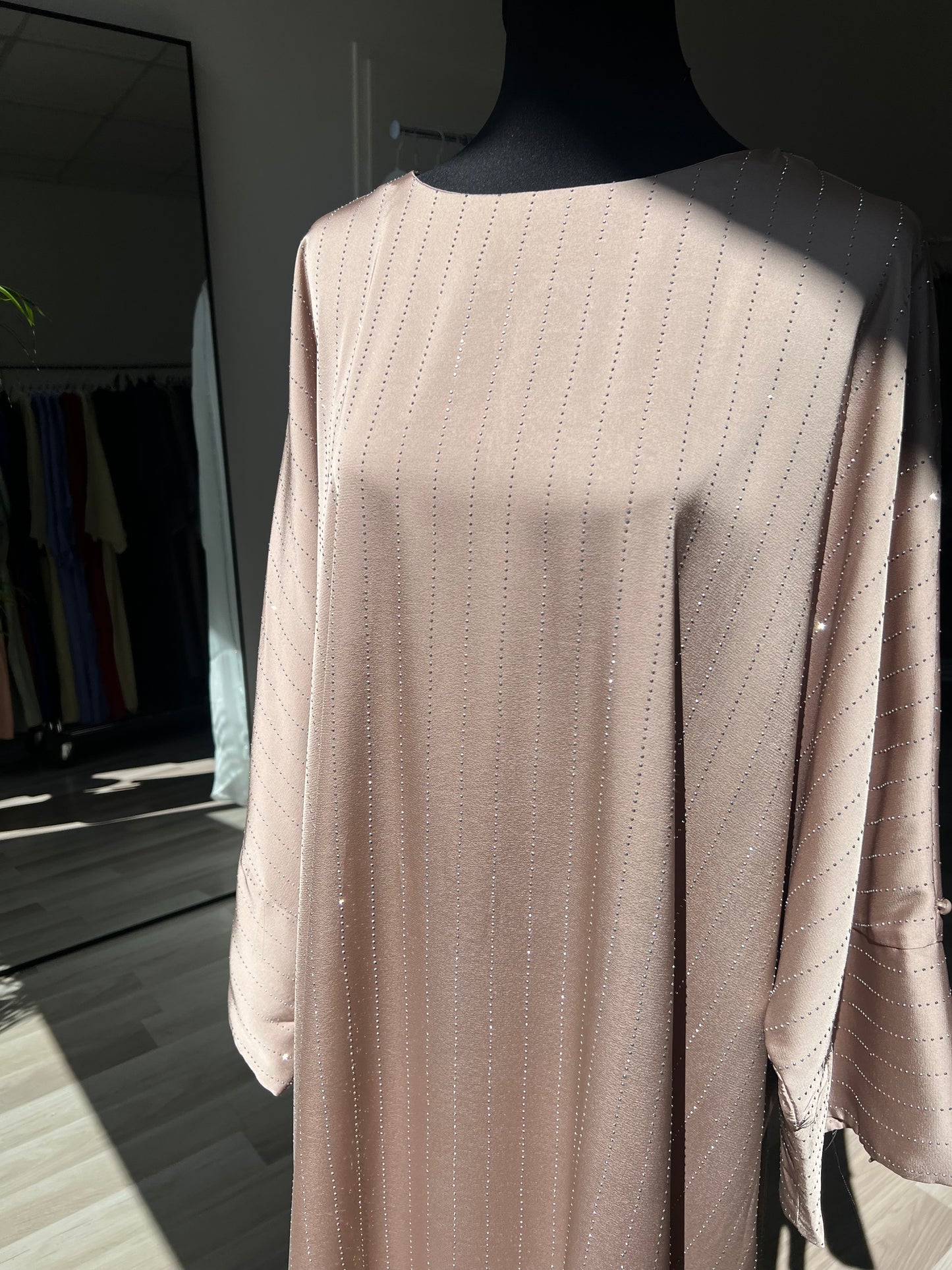 Islamische mode im 10. bezirk wien. Creme abaya mit steinchen, elegant festlich - hijab