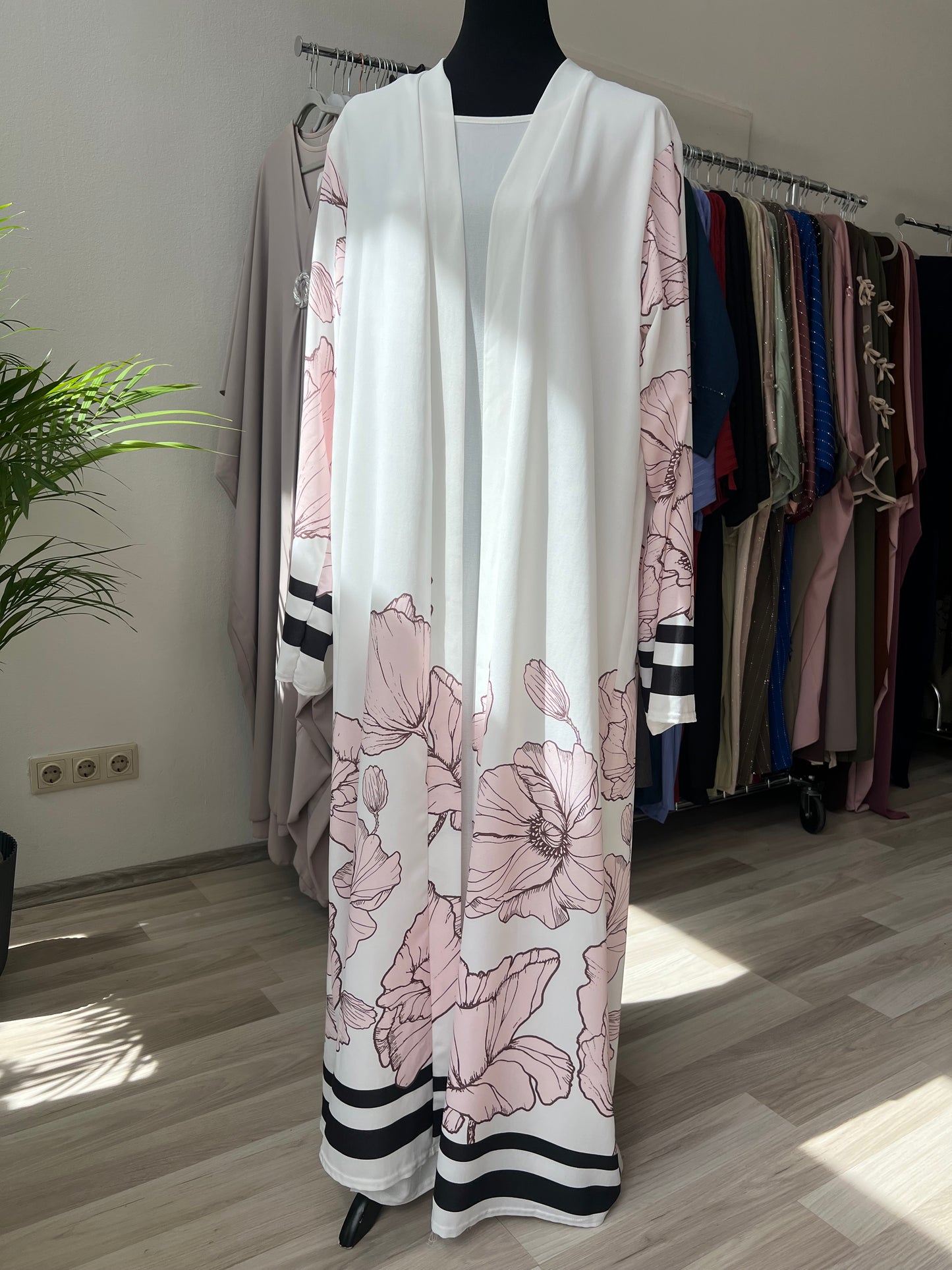 Weißes abaya set mit weißem unterkleid
