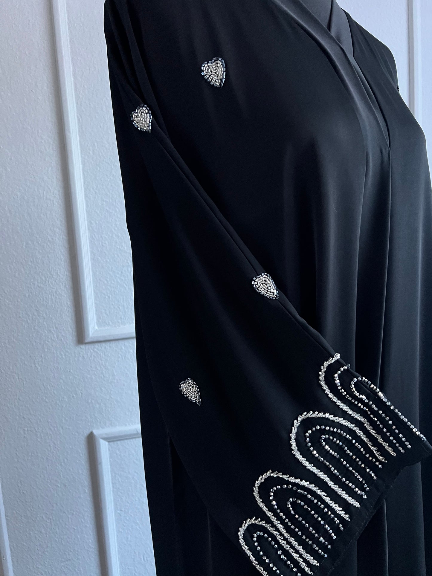 Schwarzes kleid abaya islamische mode herzen close up