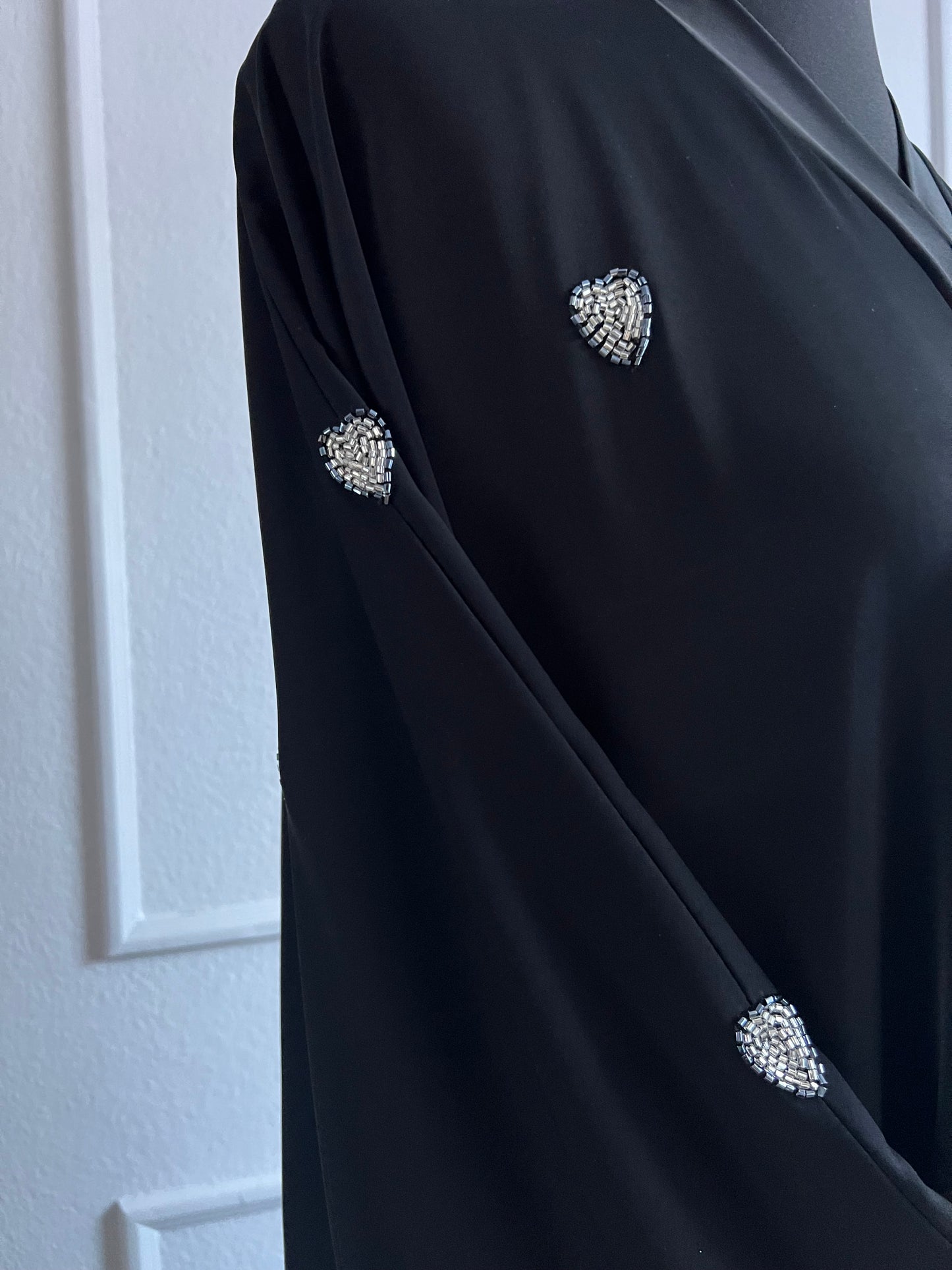 Schwarzes kleid mit herzen an oberteil