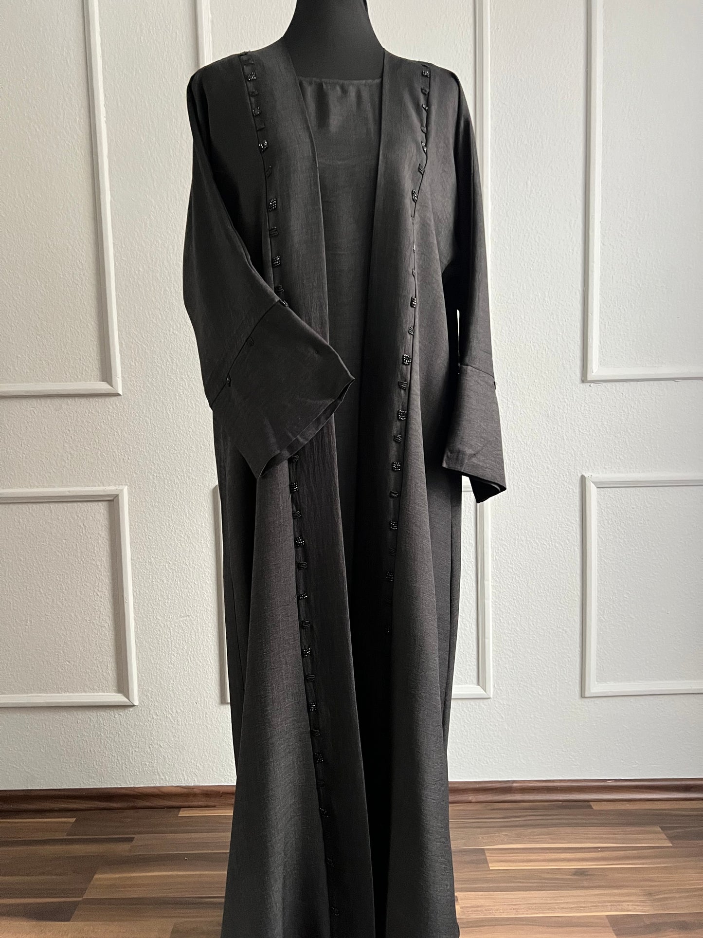 Abaya dimah schwarz mit perlen an Bordüre front side
