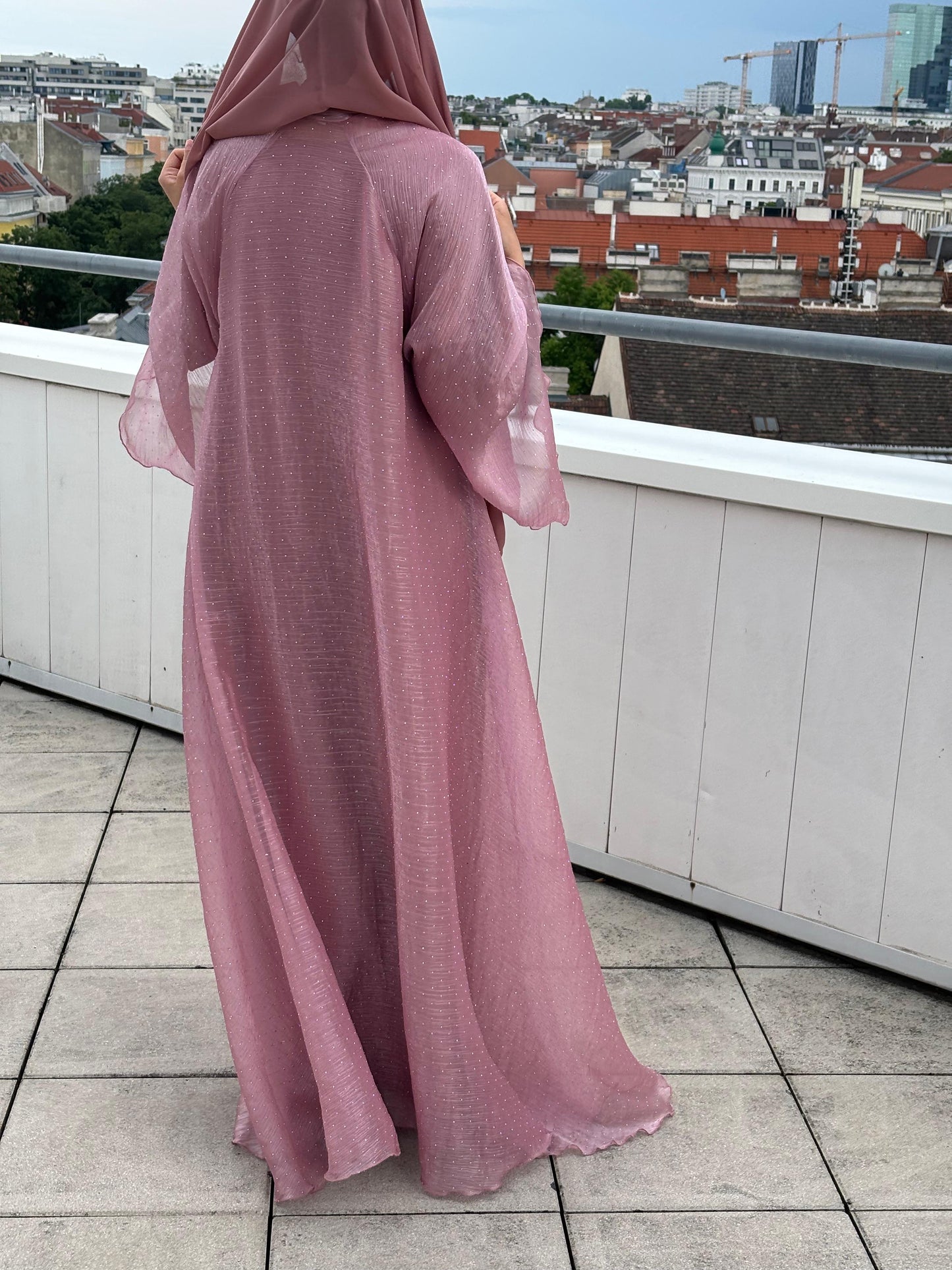 Rückansicht der Abaya Sheyla Blossom Rose – zarter Fall & Glanz auf Balkon
