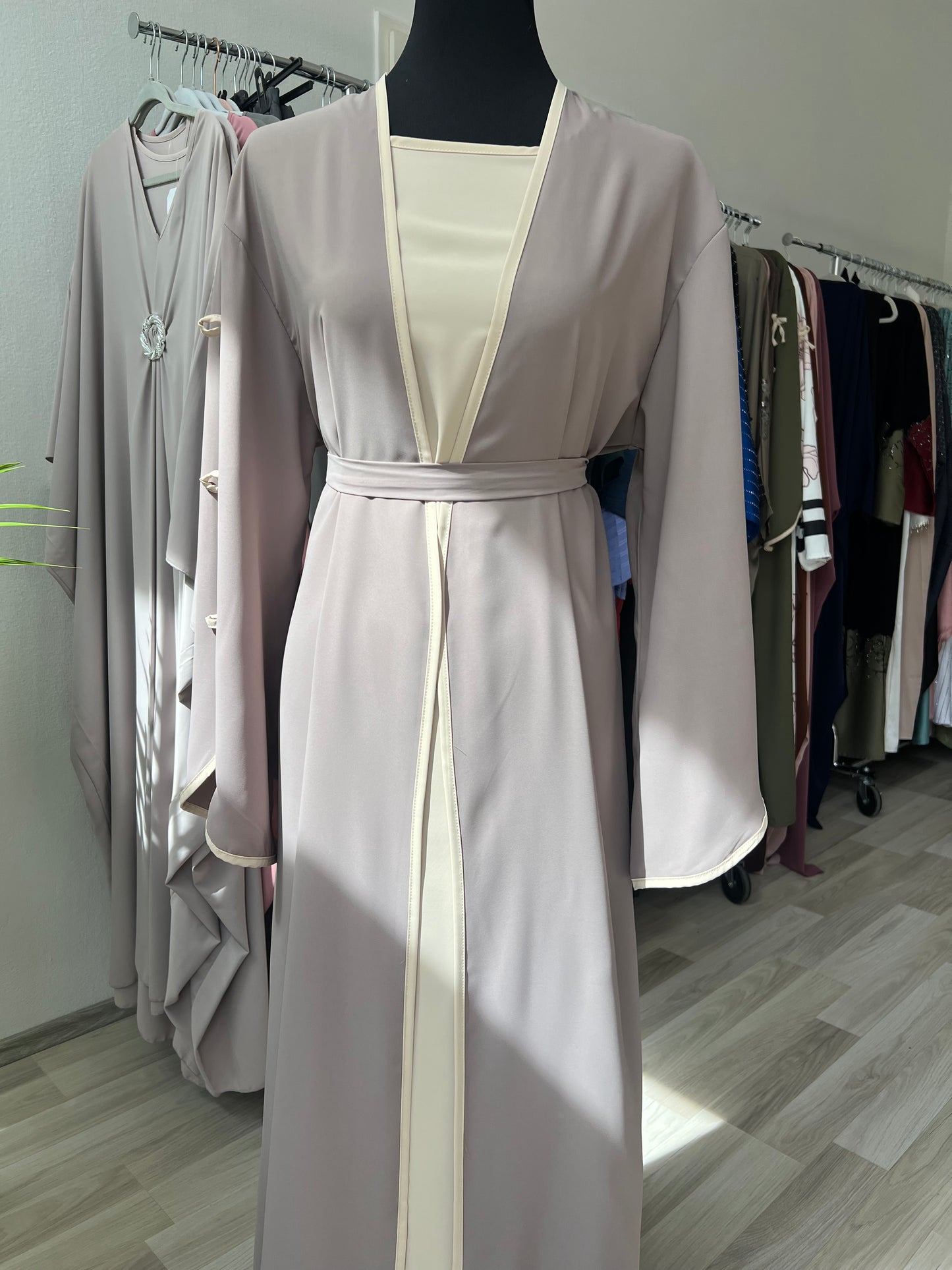 Kimono in der farbe taupe mit beigem unterkleid