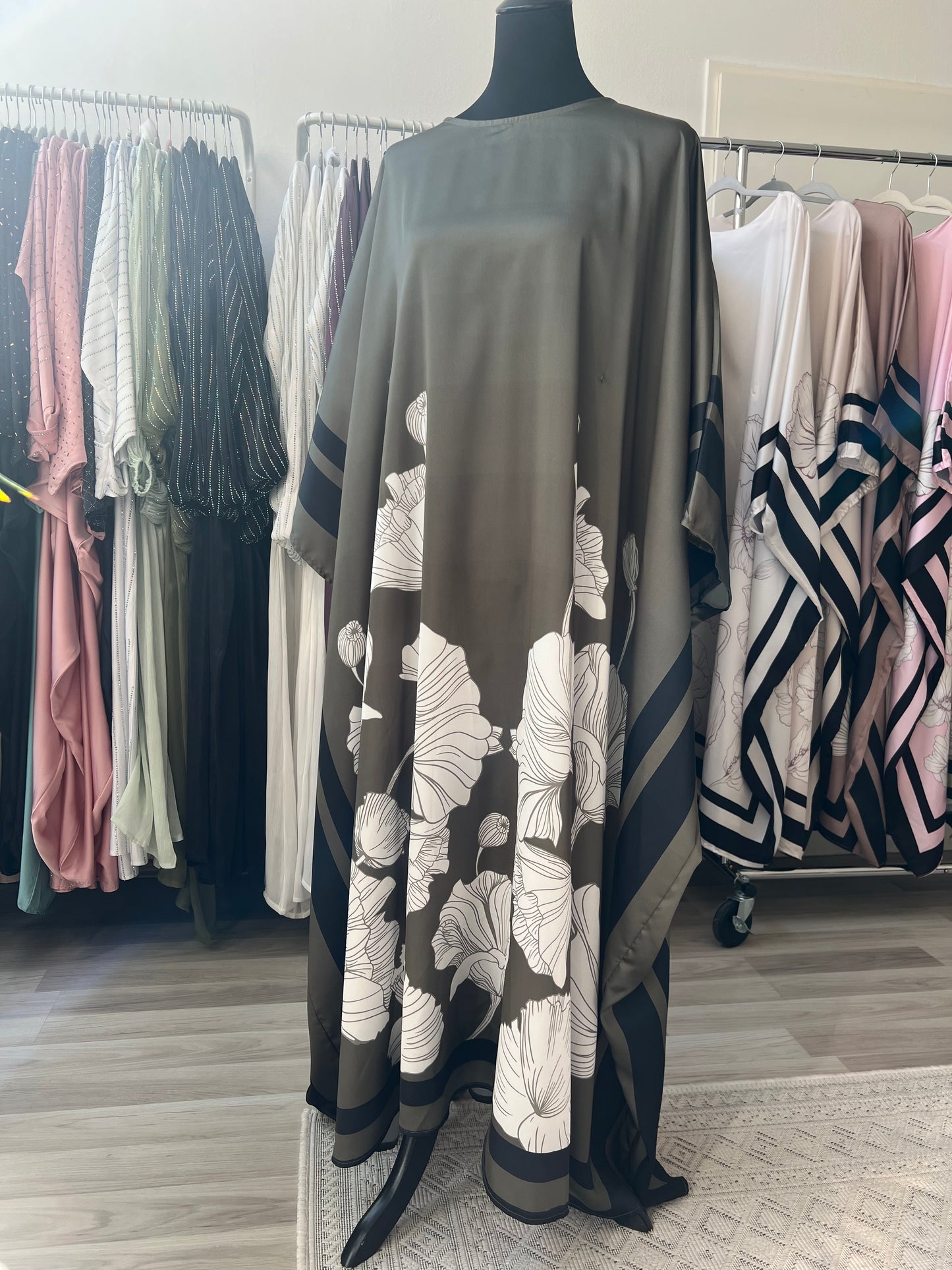 Butterfly abaya in olivgrün mit schwarzen linien, modern und natürlich