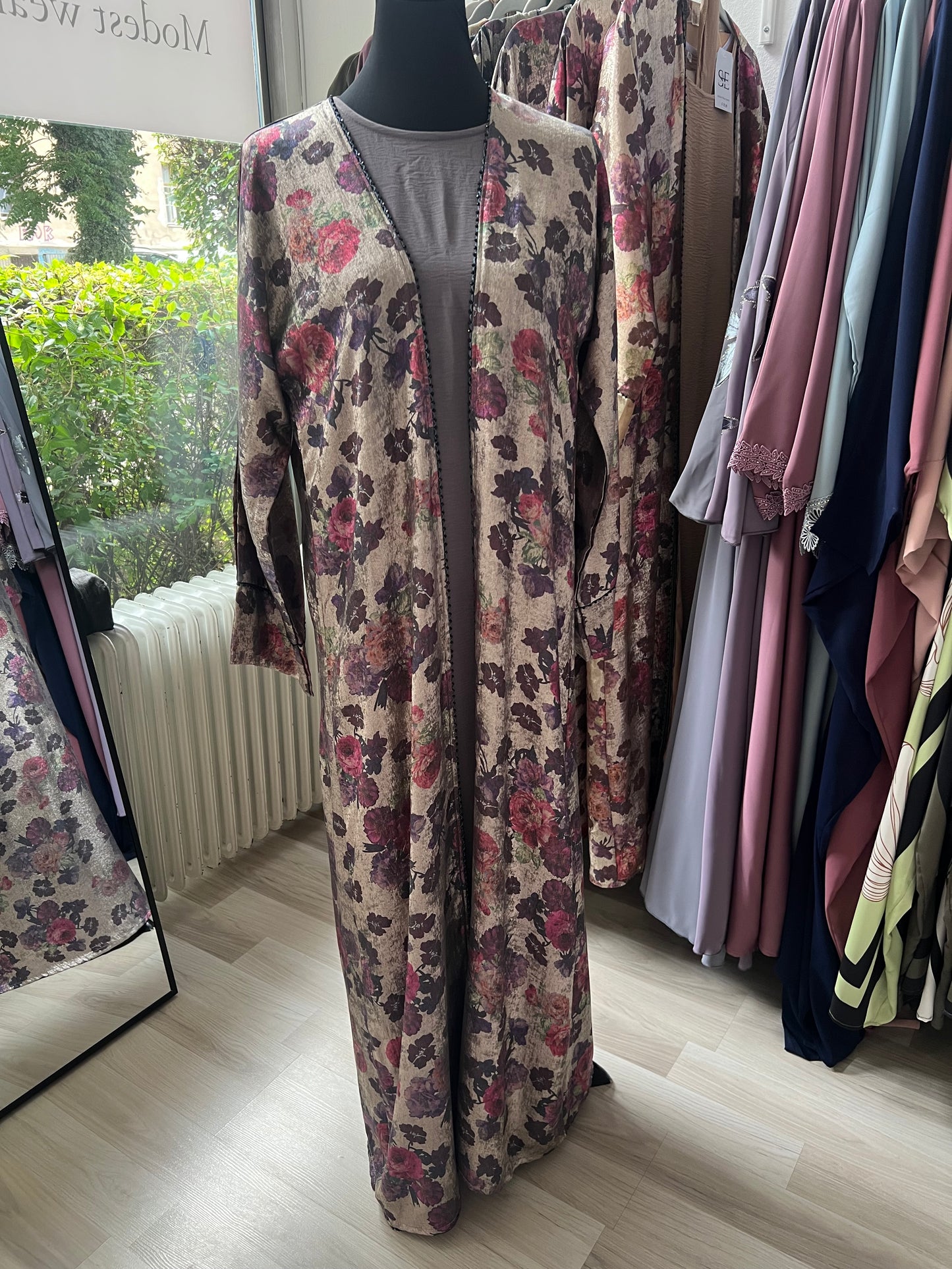 Abaya „Rania“ mit Strukturstoff und schimmernden Farben – Frontansicht auf Kleiderpuppe mit neutralem Kleid darunter