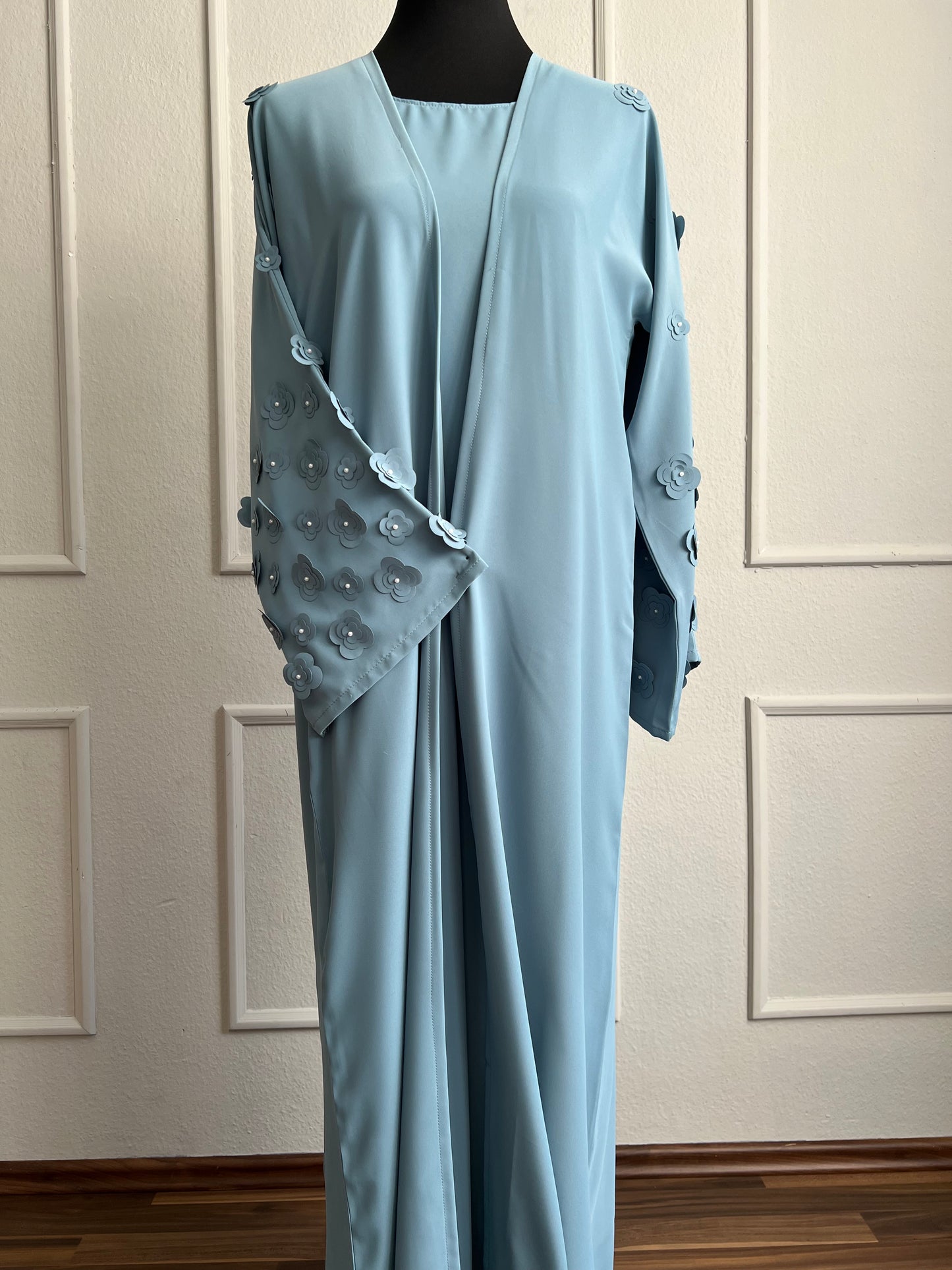 Blaue Abaya mit Ärmeln mit blumen