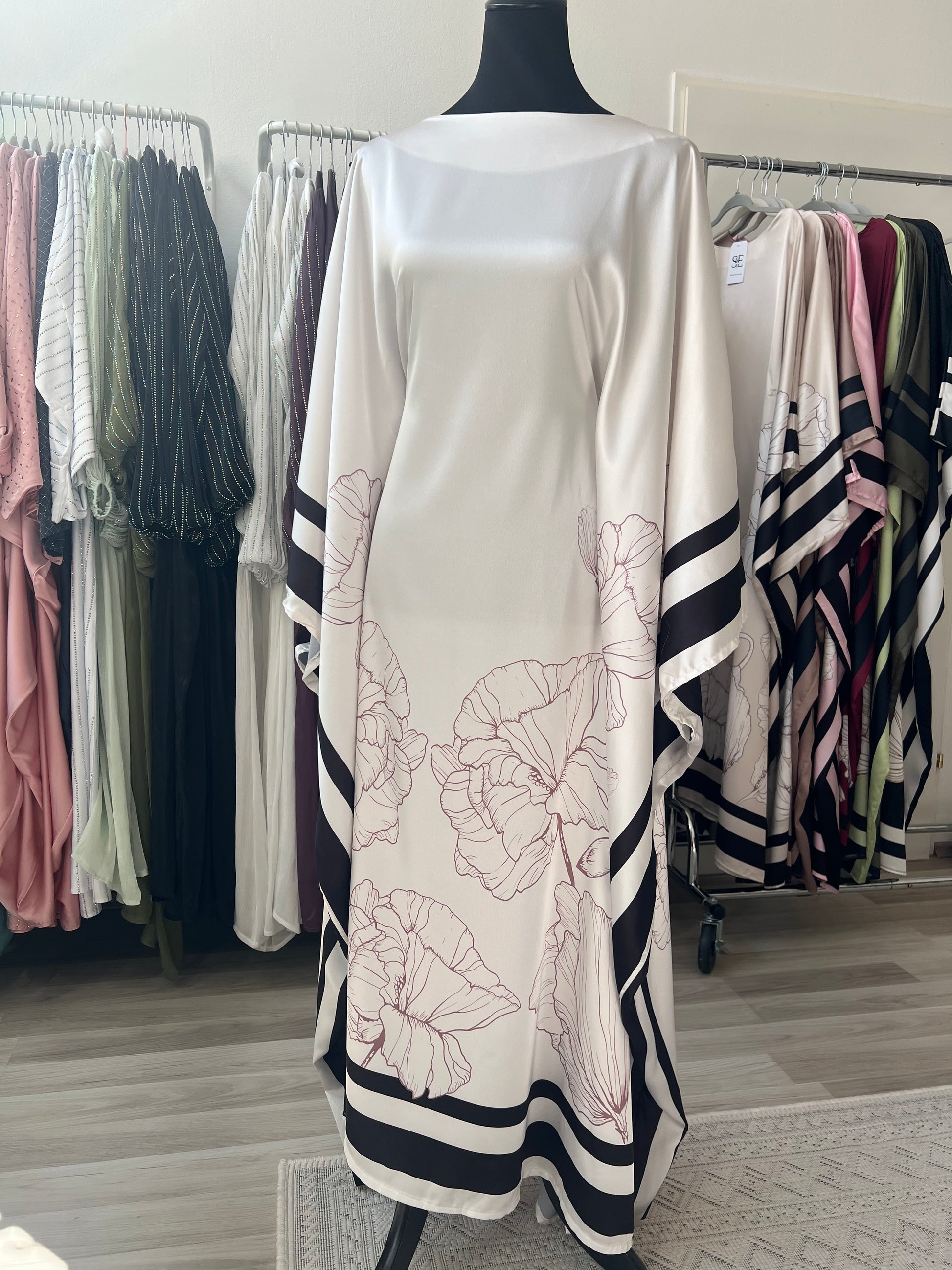 Cremeweißes kleid butterfly modell mit schwarzen linien