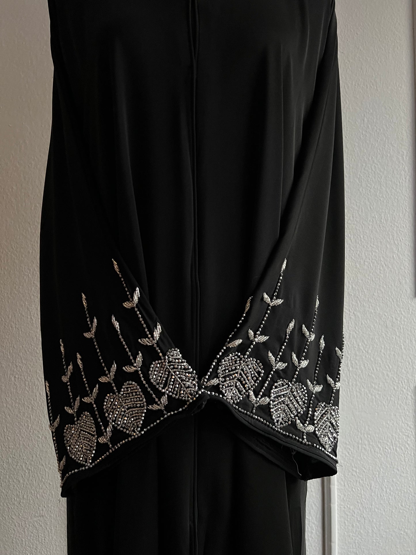 Abaya mit Verzierungen an ärmeln close up