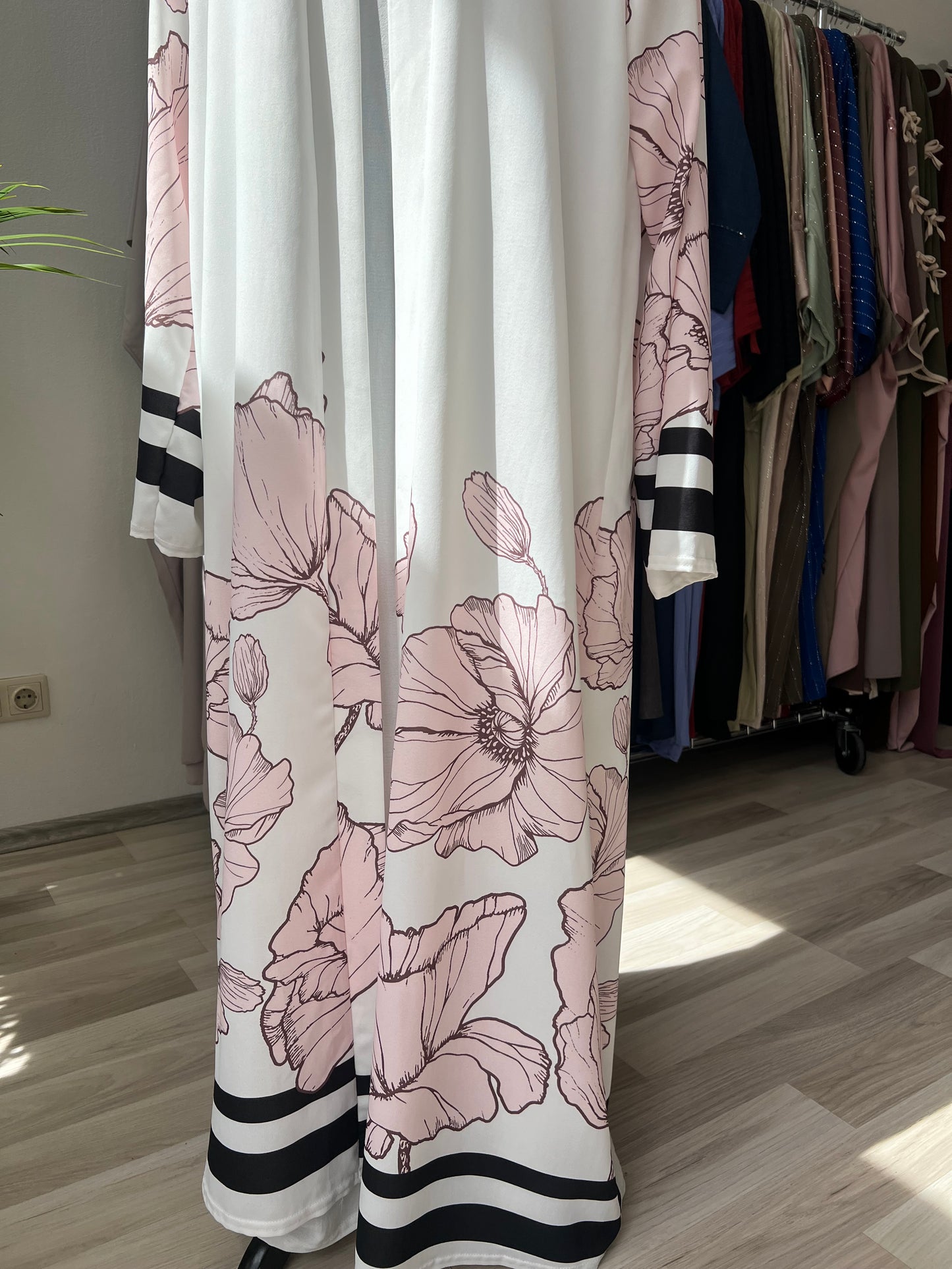Kimono mit rosa blumen in weiß, bodenlang und streifen an den ärmeln