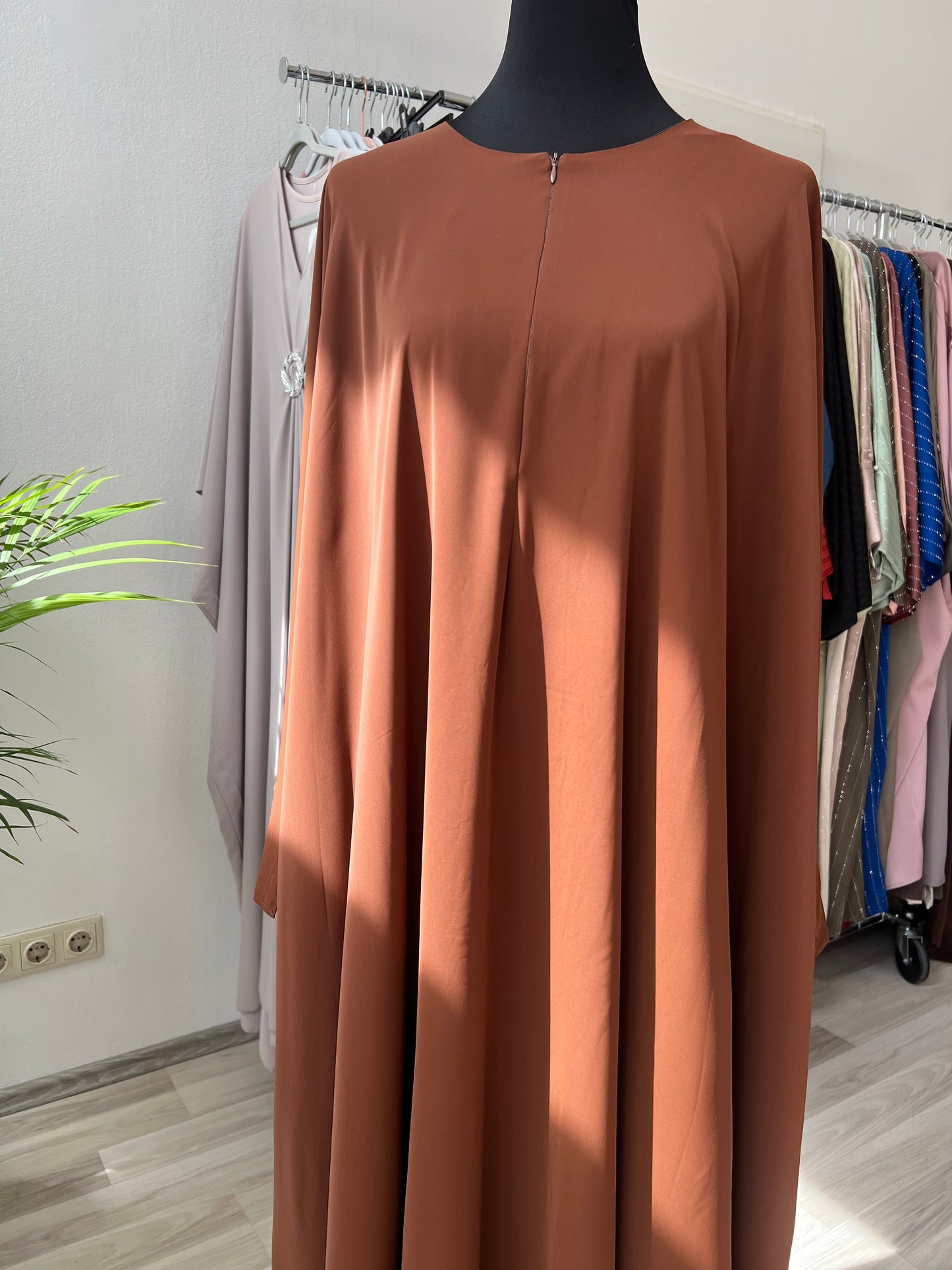 Sehr breite abaya in terra mit reisverschluss ideal für stillende frauen