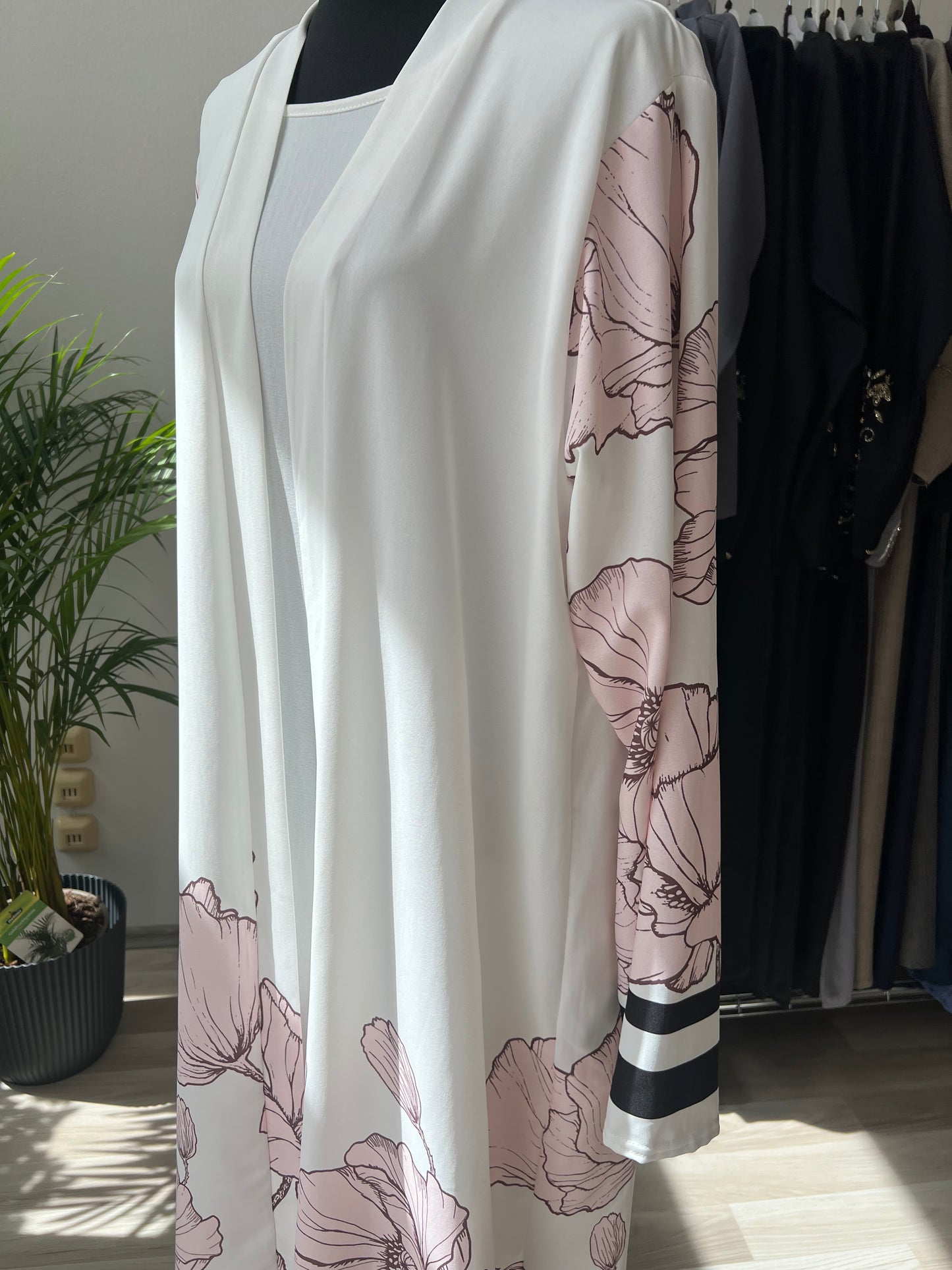 Weißes kimono mit rosanen blumen und passendem unterkleid