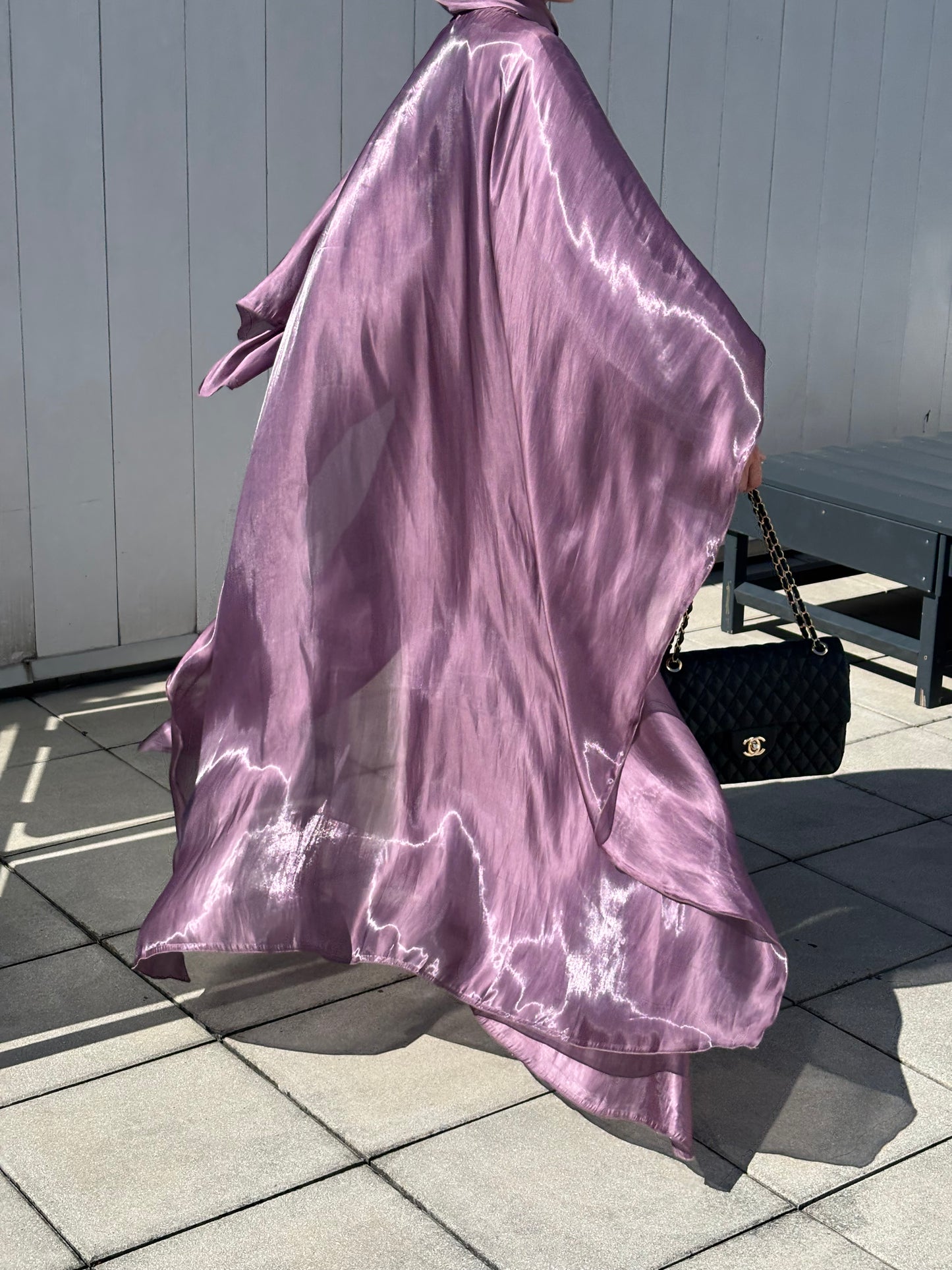 Detailansicht der schimmernden Abaya Layana in Flieder