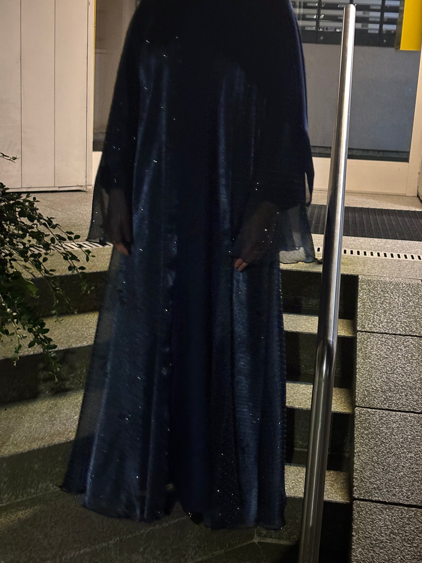 Abaya Sheyla Midnight Sky – geheimnisvoller Look mit Glitzer-Chiffon, aufgenommen bei schwachem Licht
