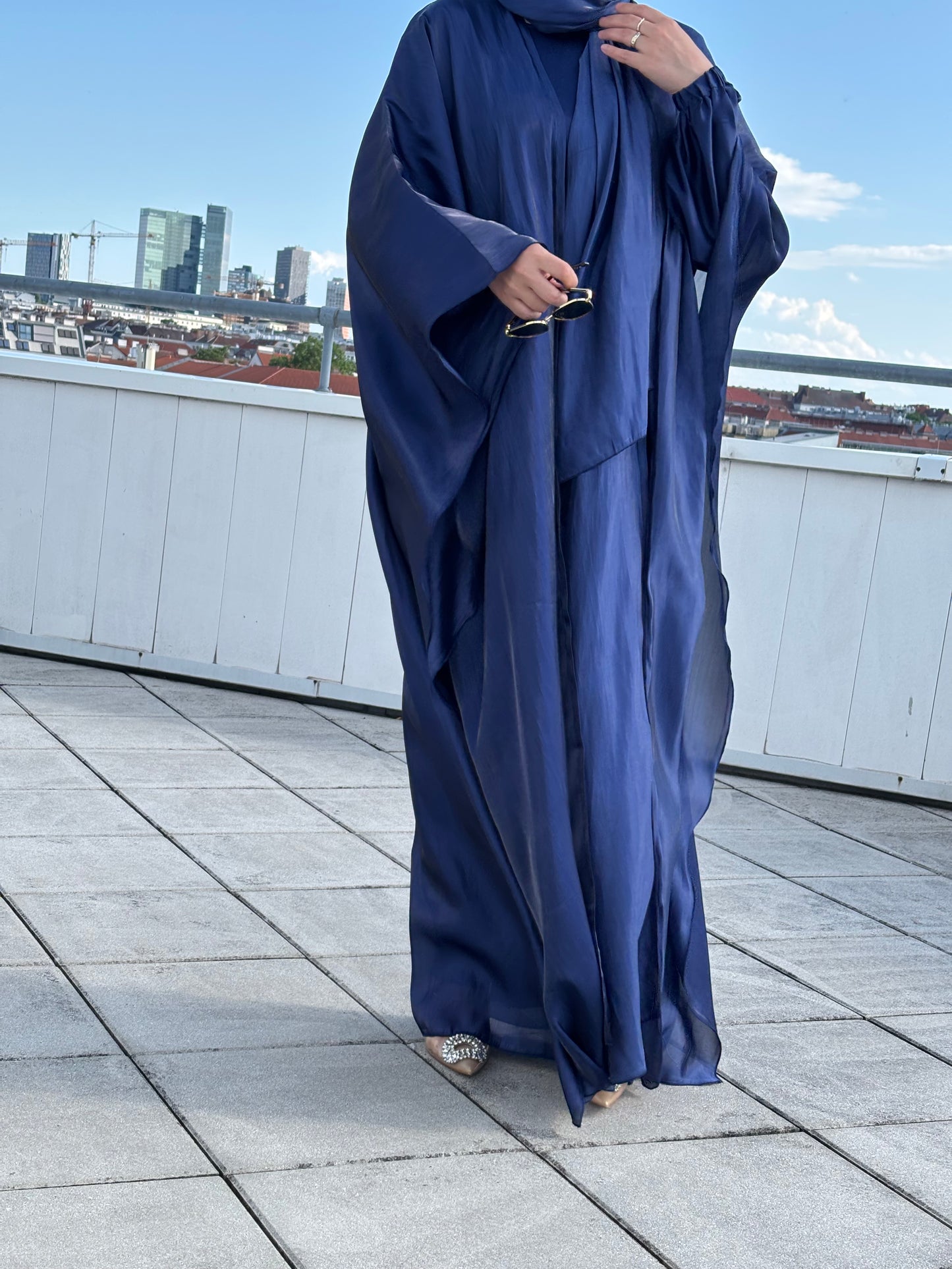 Abaya Sherin in Deep Sapphire - frontansicht, luminous eid kollektion
