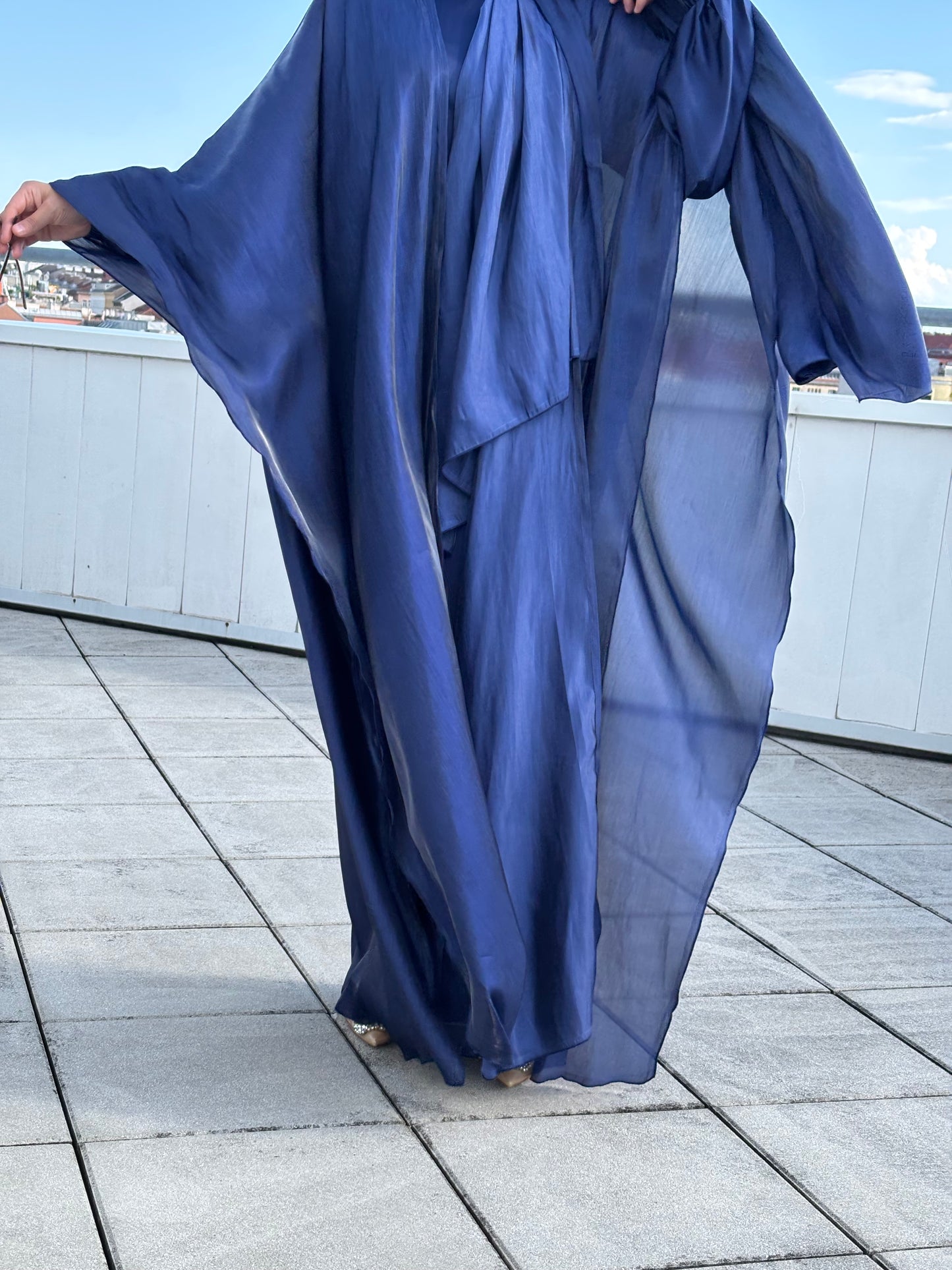 Detailaufnahme der abaya sherin mit sonnenbrille und glänzender obefläche