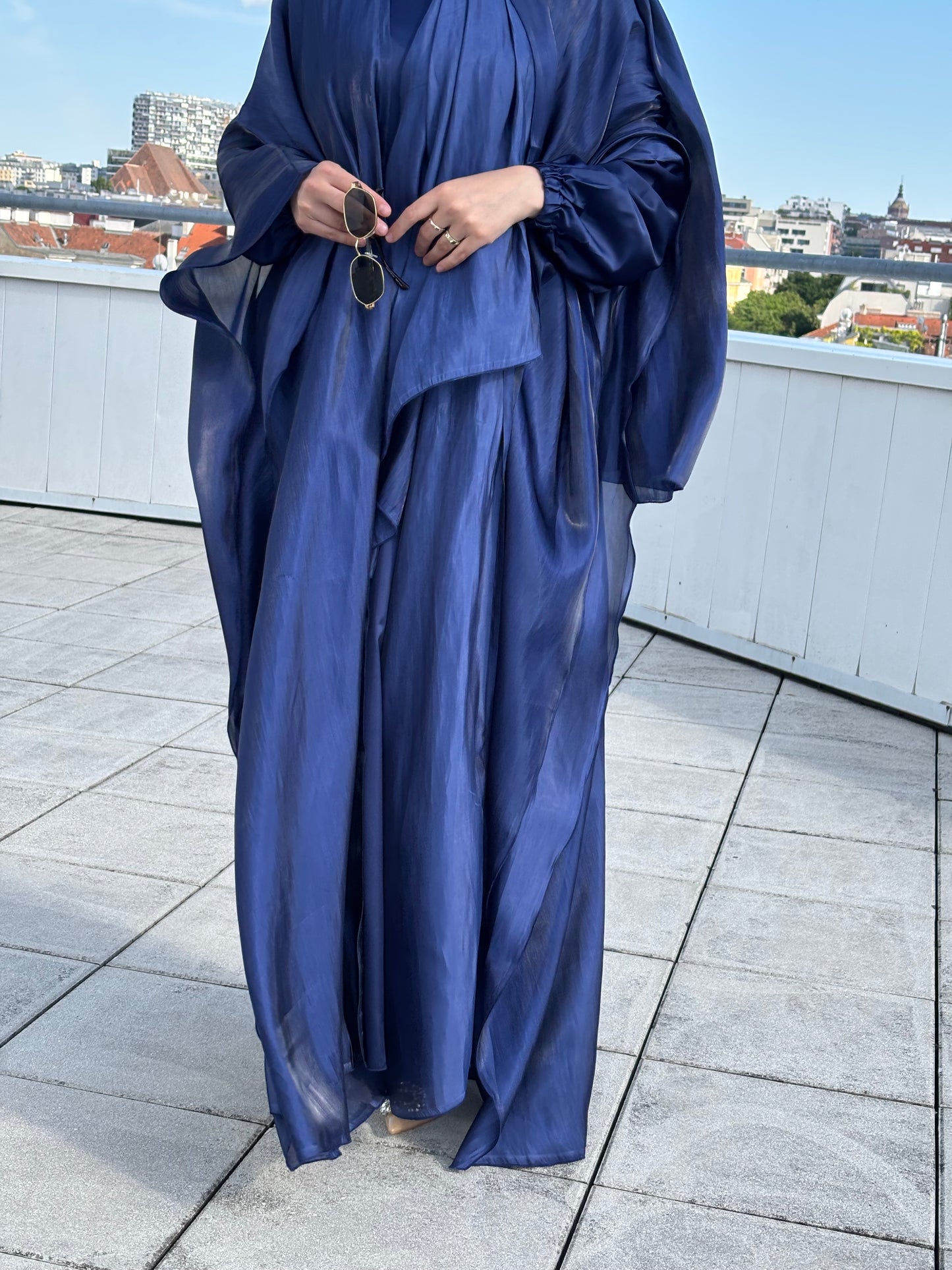 Fließender stoff in saphirblau - elegante bewegung seitenansicht