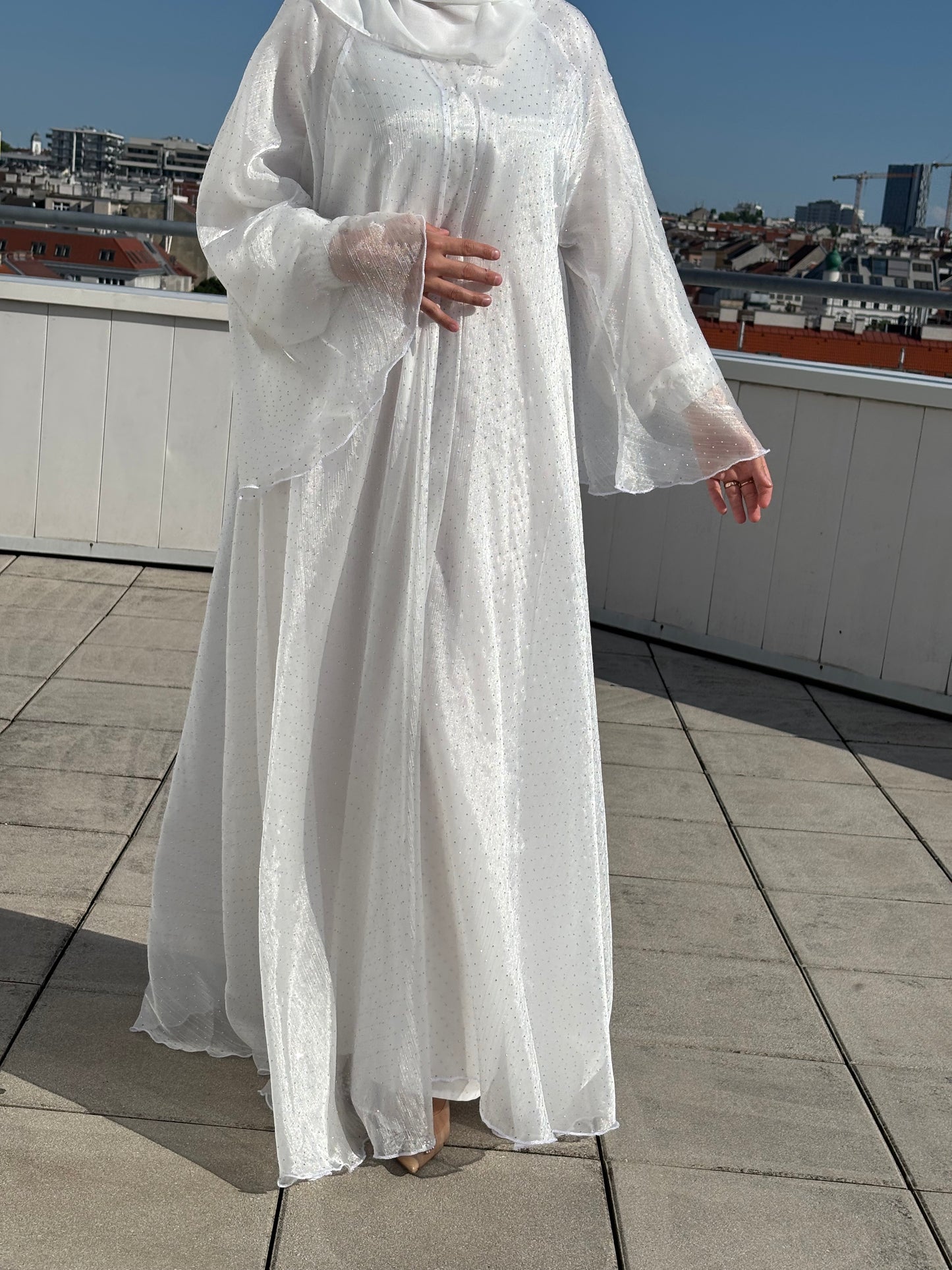 Seitliche Frontansicht der Abaya – strahlend weißer Stoff mit Glanzeffekt