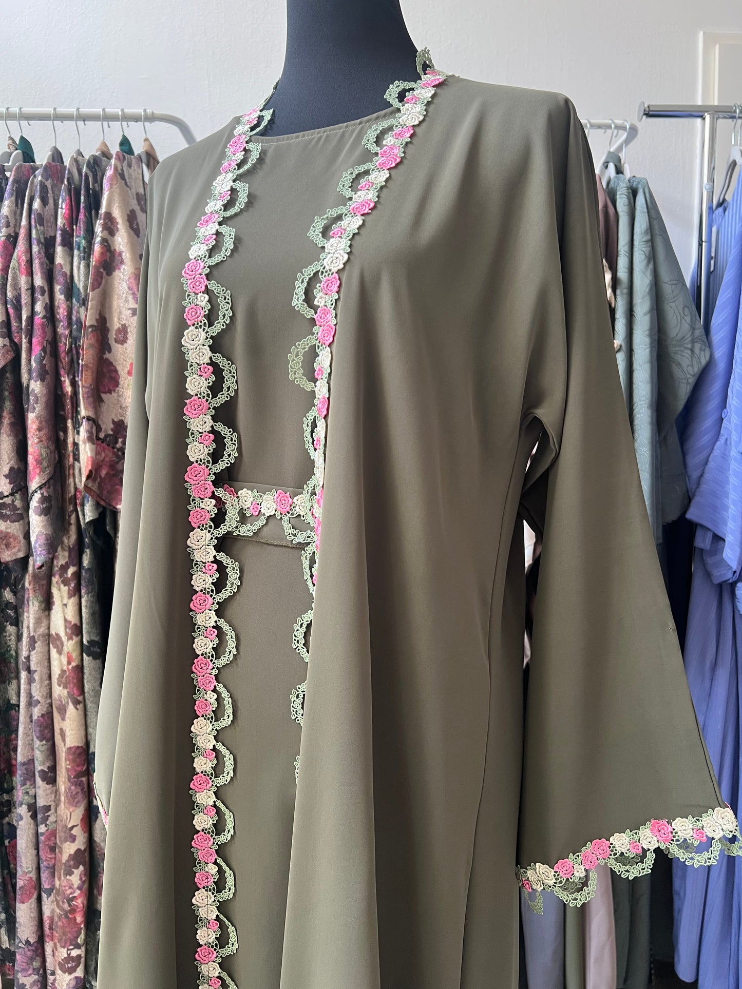 Olivgrüner kaftan bei sheylin abaya Kopftuch