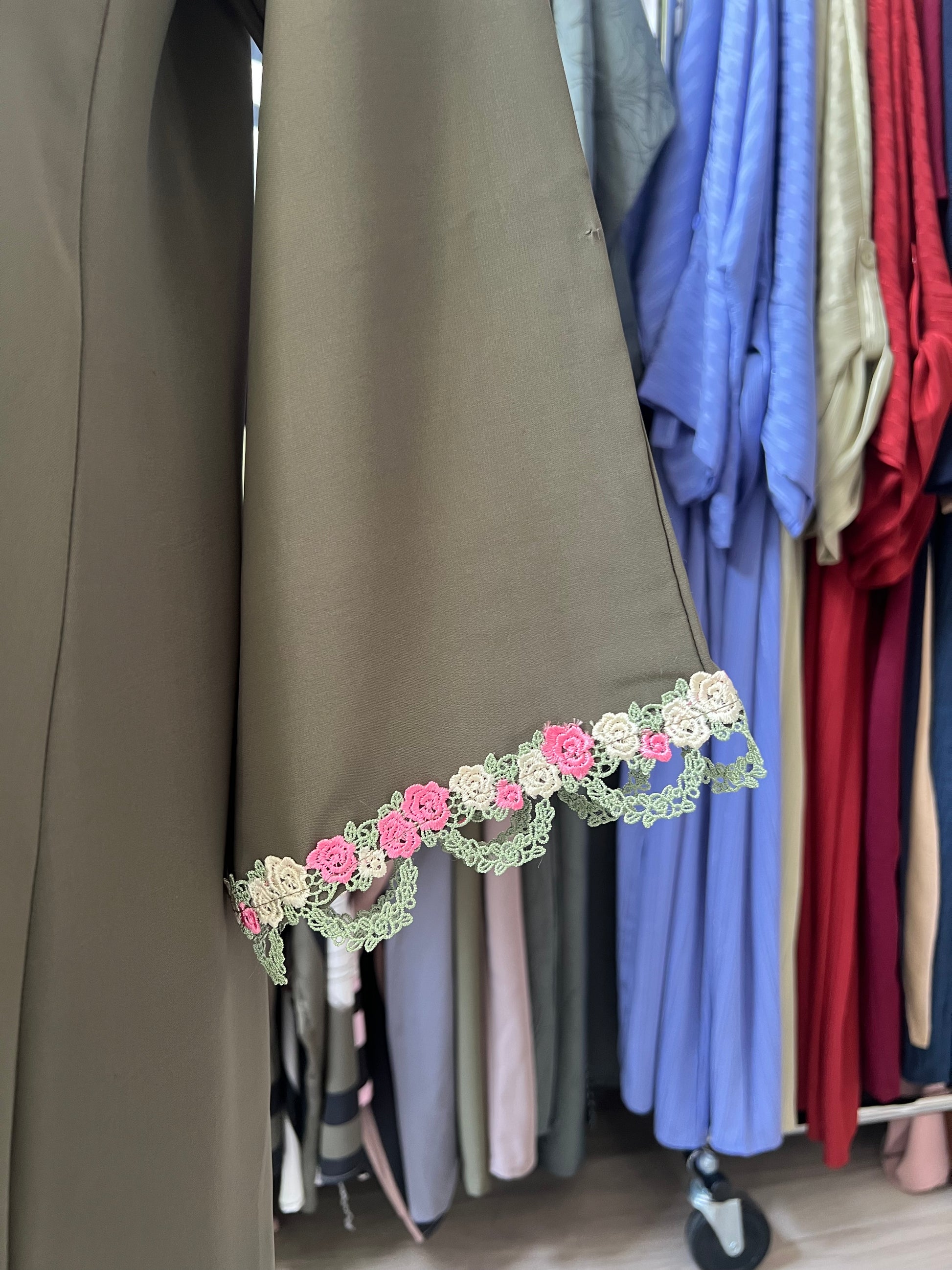 Detailliertes foto vom ärmel mit spitze in grün und rosa - fotografiert in Wien Abaya Shop Sheylin