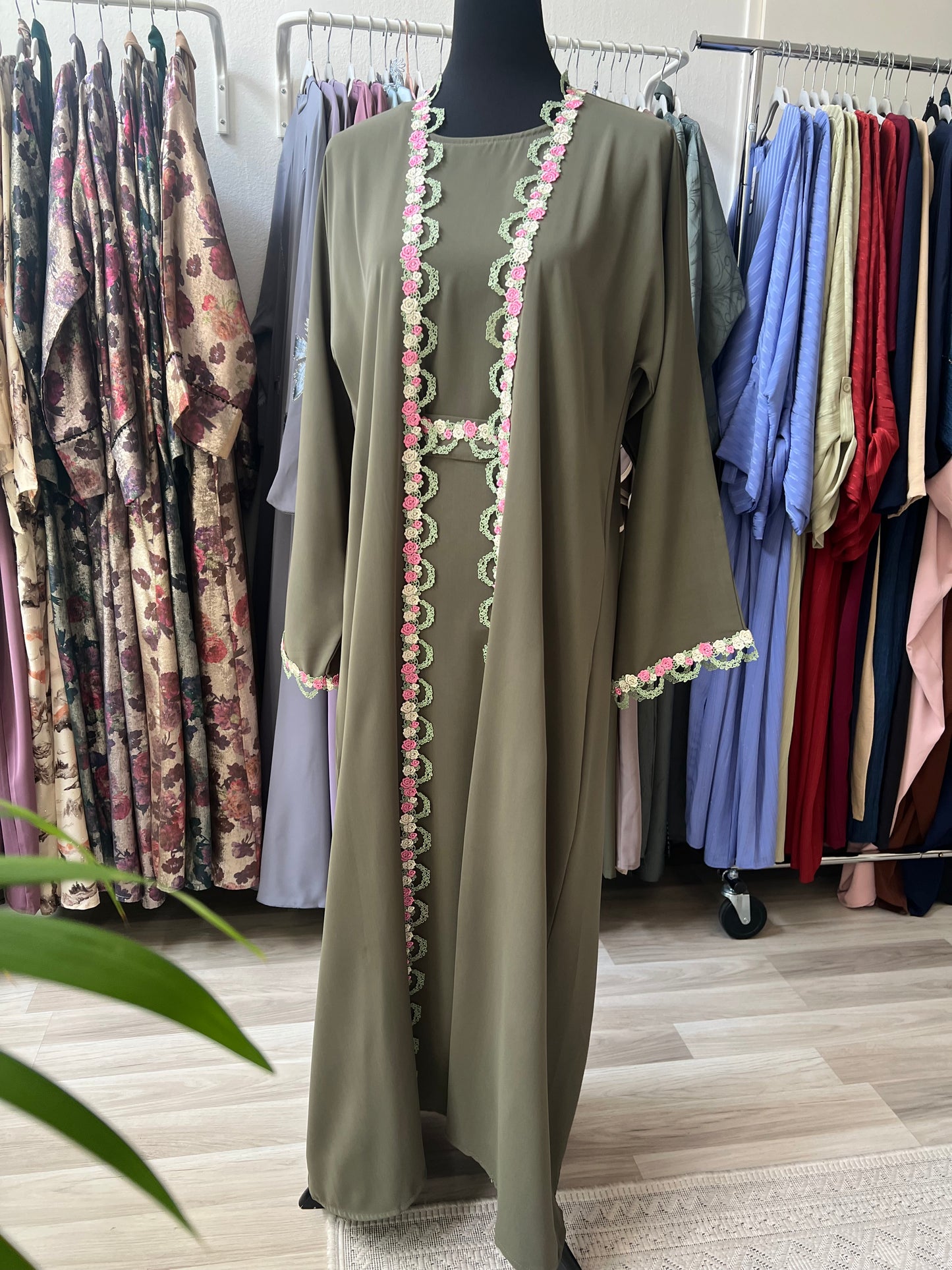 Olivgrüne abaya mit spitze in wien