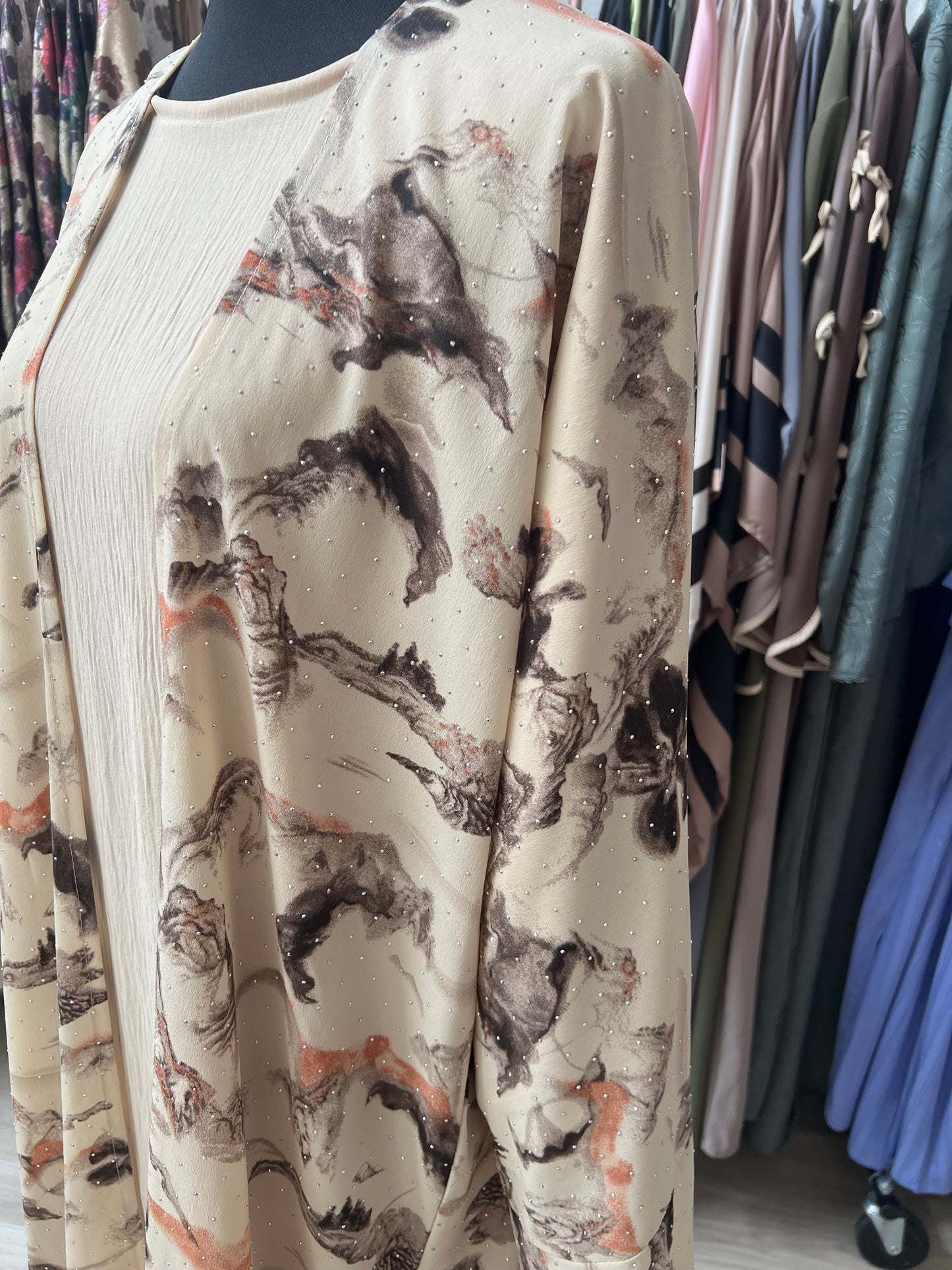 Nahaufnahme der eleganten Zier Nieten auf dem beige braunen SToff - dezente glitzer details für edlen look.
