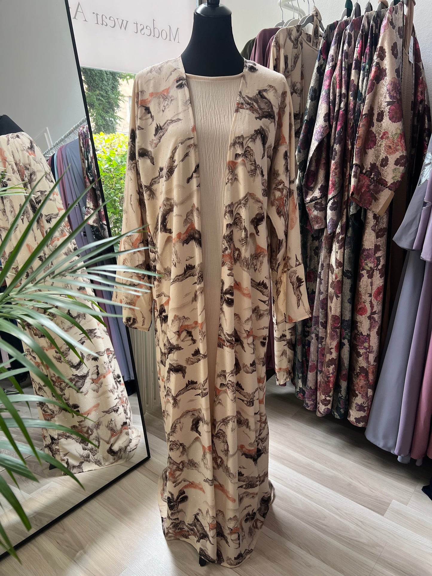 Dubai Abaya mit Glanz details im natürlichen Licht - stilvolle präsentation mit weichem Fall