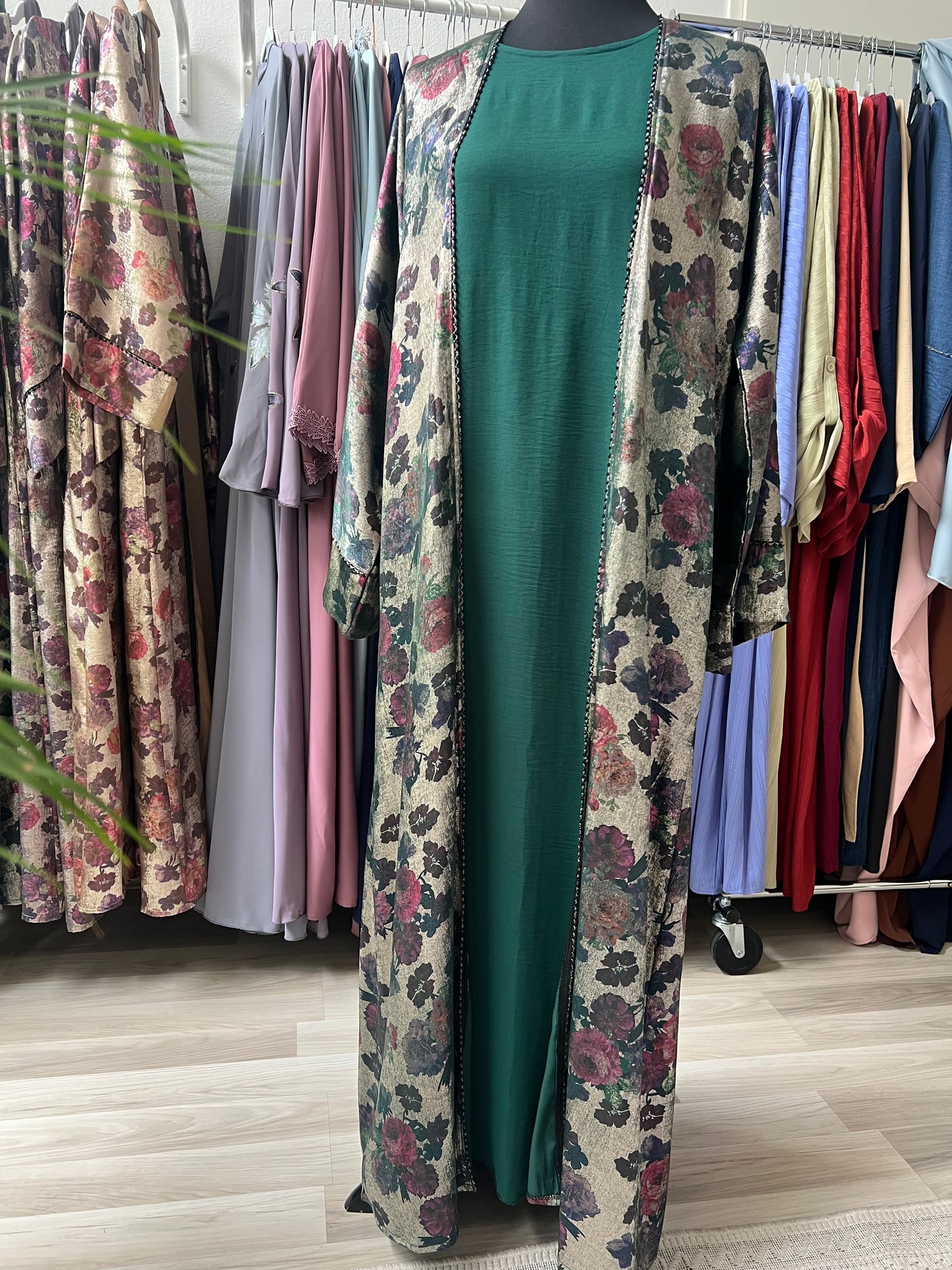 Jacquard Abaya mit floralem Muster und dunkelgrünen Innenkleid -eleganter Dubai Style von Sheylin