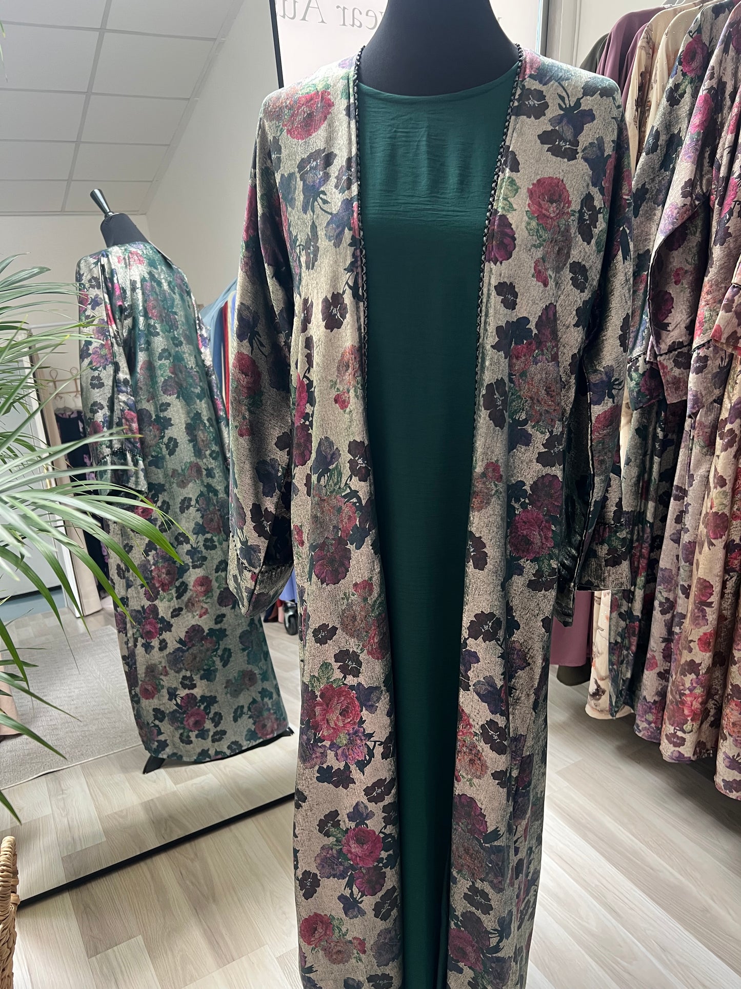 Florale Abaya im Spiegelbild - dunkle Rosen auf strukturiertem Stoff mit Perlendetail am Saum