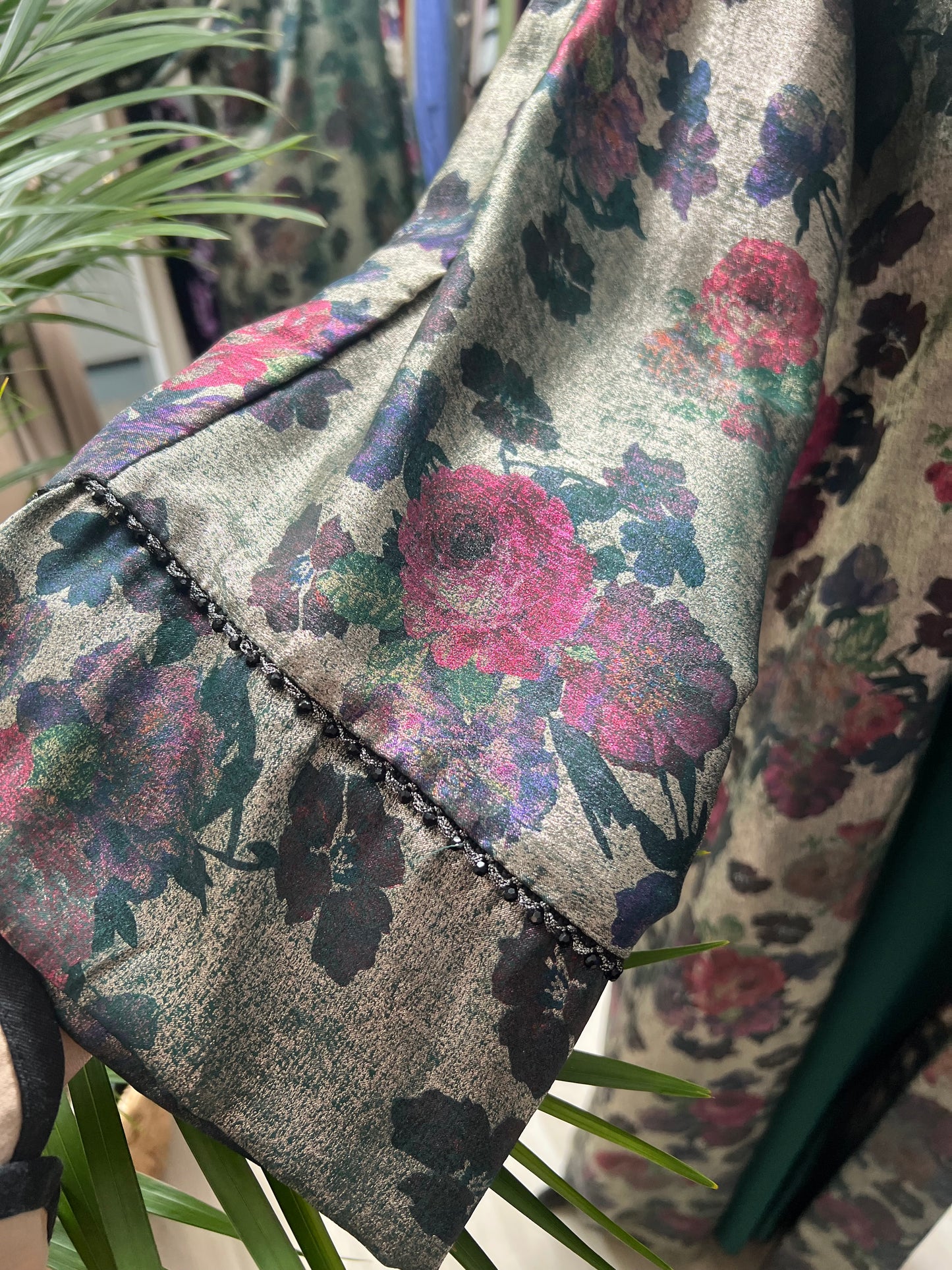 Nahaufnahme der Ärmel mit zartem perlenbesatz - edle handverarbeitung auf jacquard
