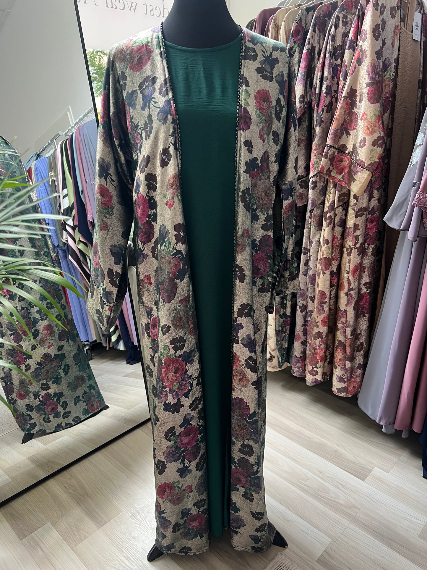 Lang geschnittene, offene Abaya mit Vintage- inspiriertem Blumenprint - luxuriös und stilvoll - showroom bei sheylin in wien