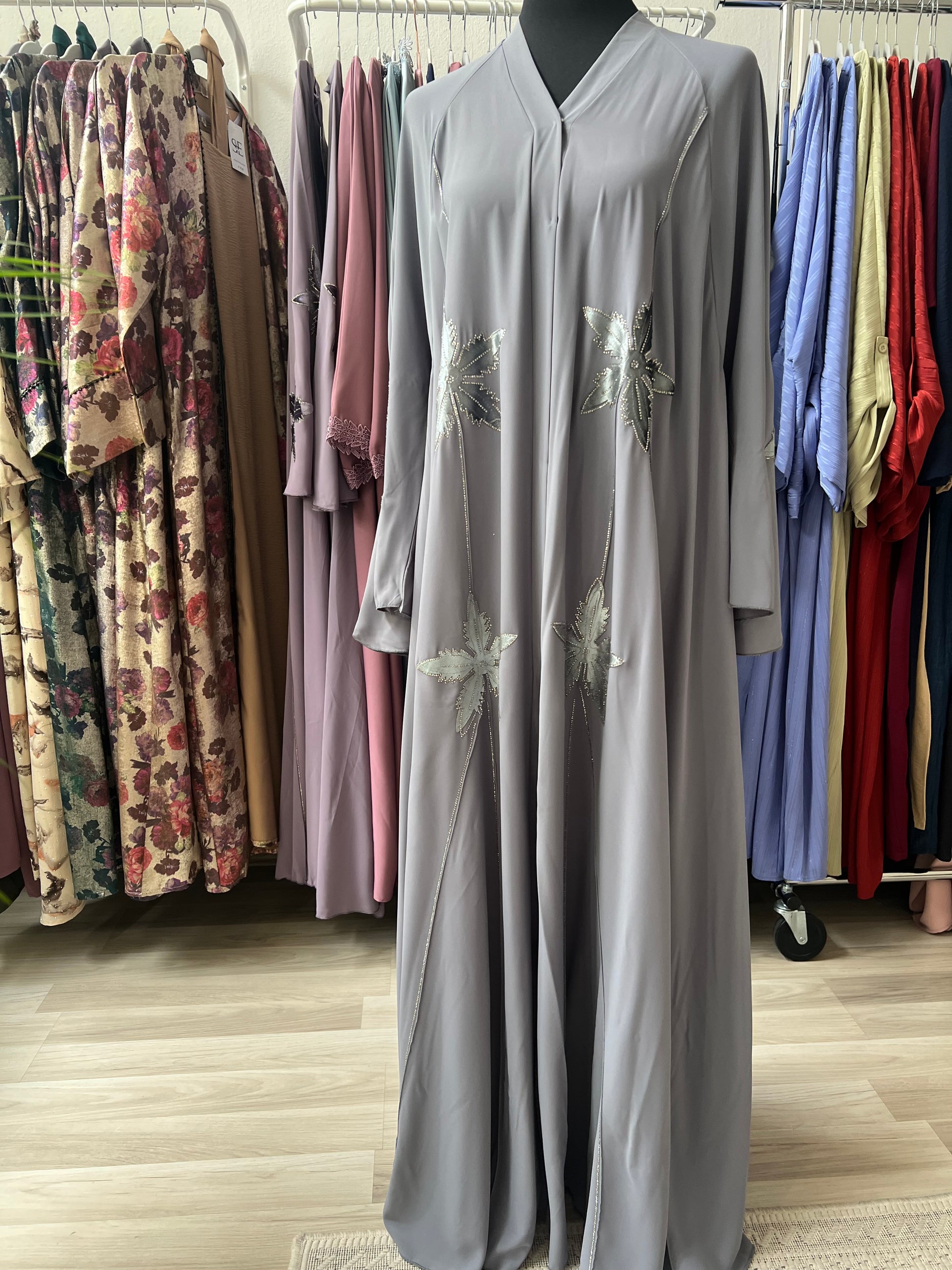 Silbergraue Abaya „Lamis“ mit Umbrella-Schnitt, Druckknöpfen und Blattapplikationen