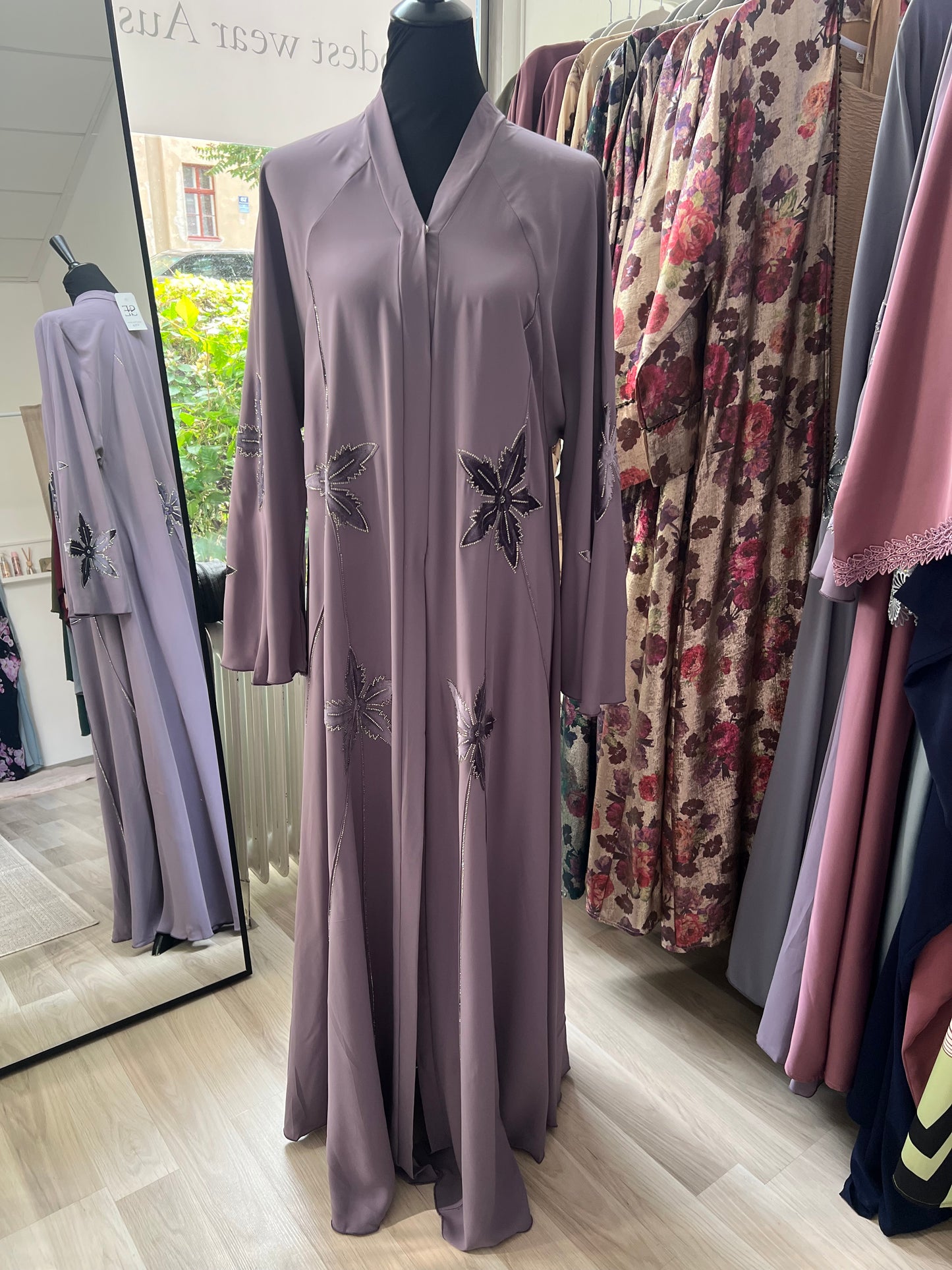 Fließende Abaya in Mauve mit Glitzerapplikationen im Umbrella-Schnitt, vollständig geschlossen