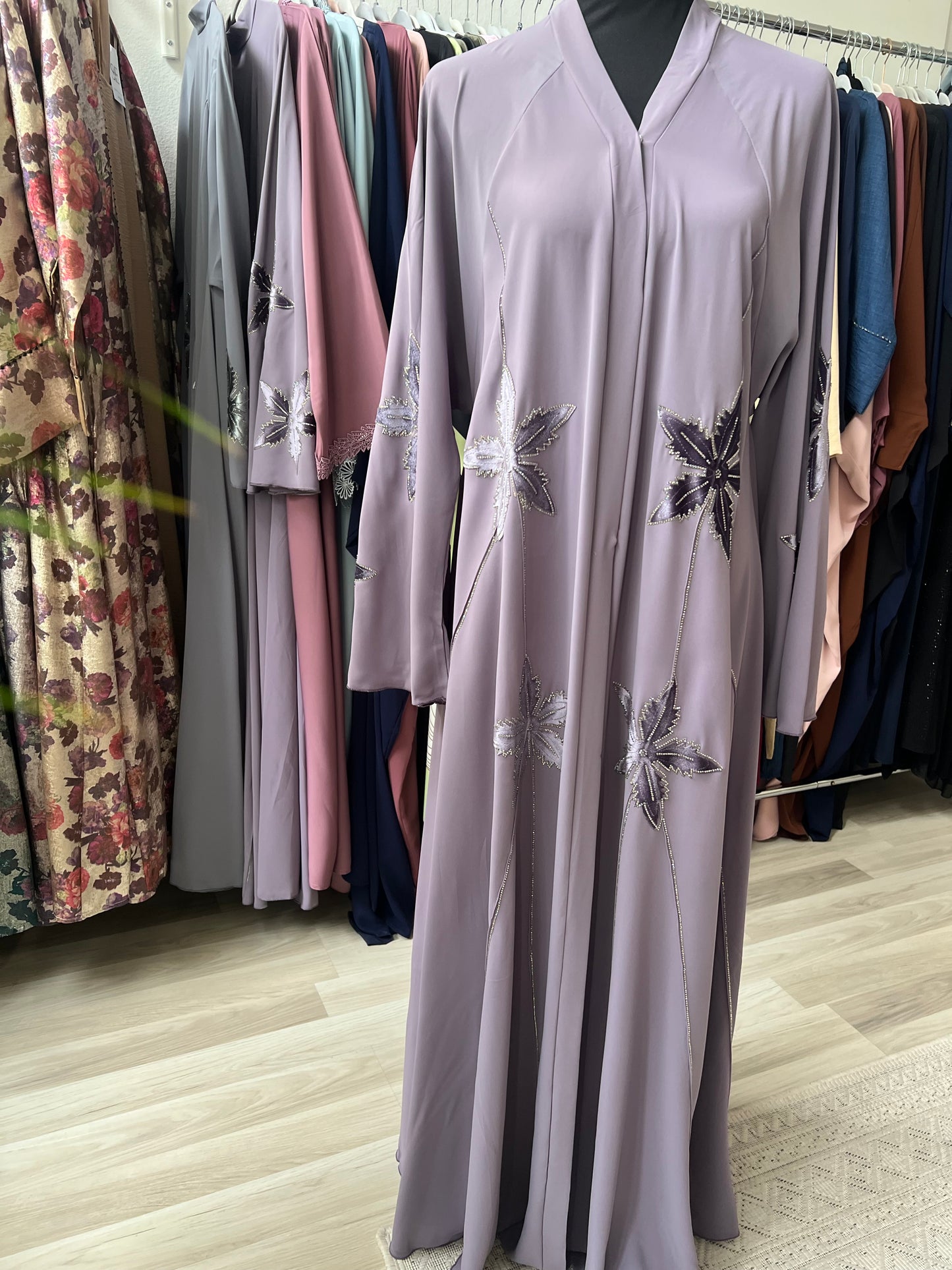 Abaya „Lamis“ in zartem Mauve mit schwingendem Fall und Glitzerapplikationen