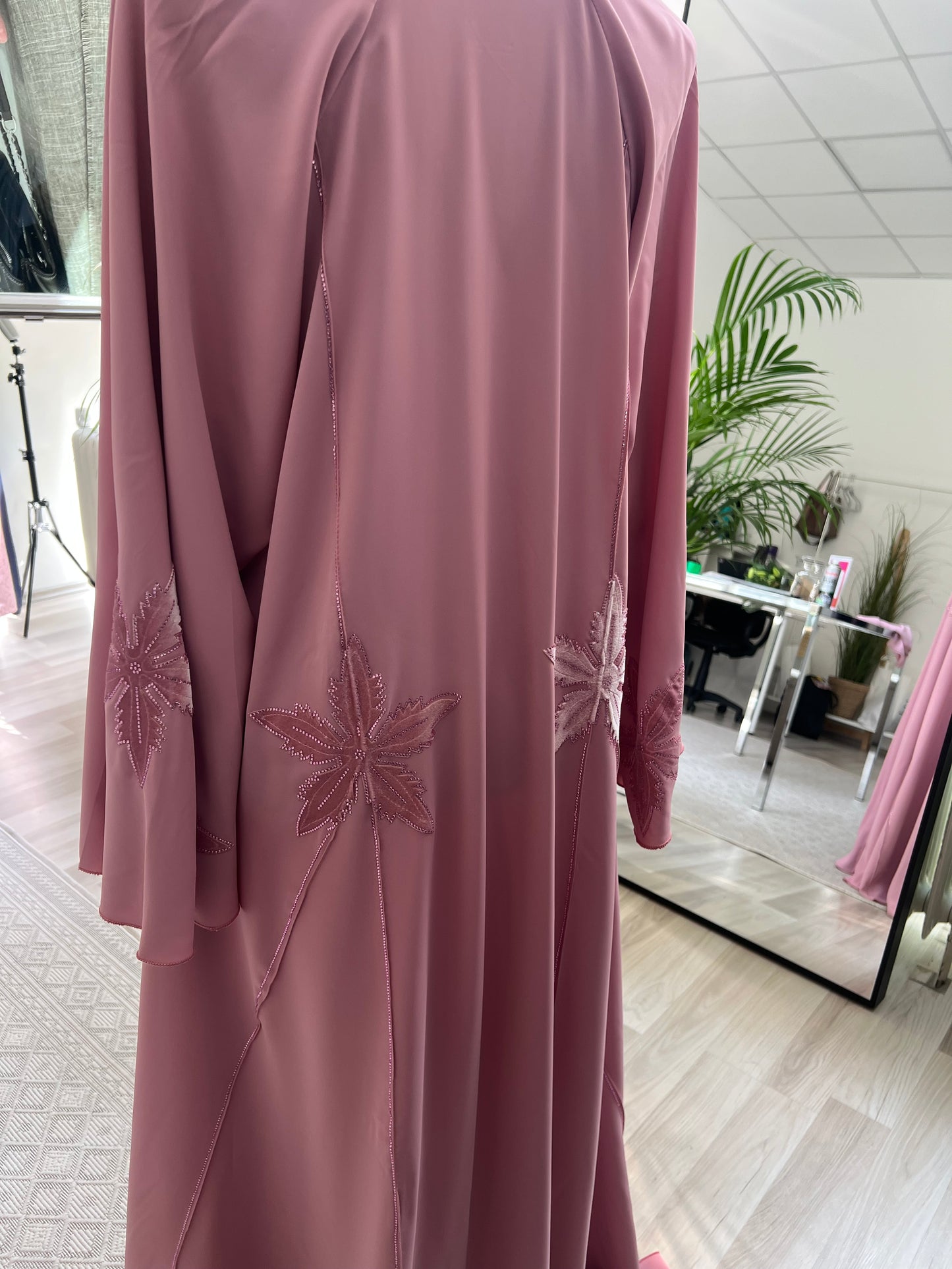 Rückansicht der Abaya mit Applikationen und fließendem Stoff