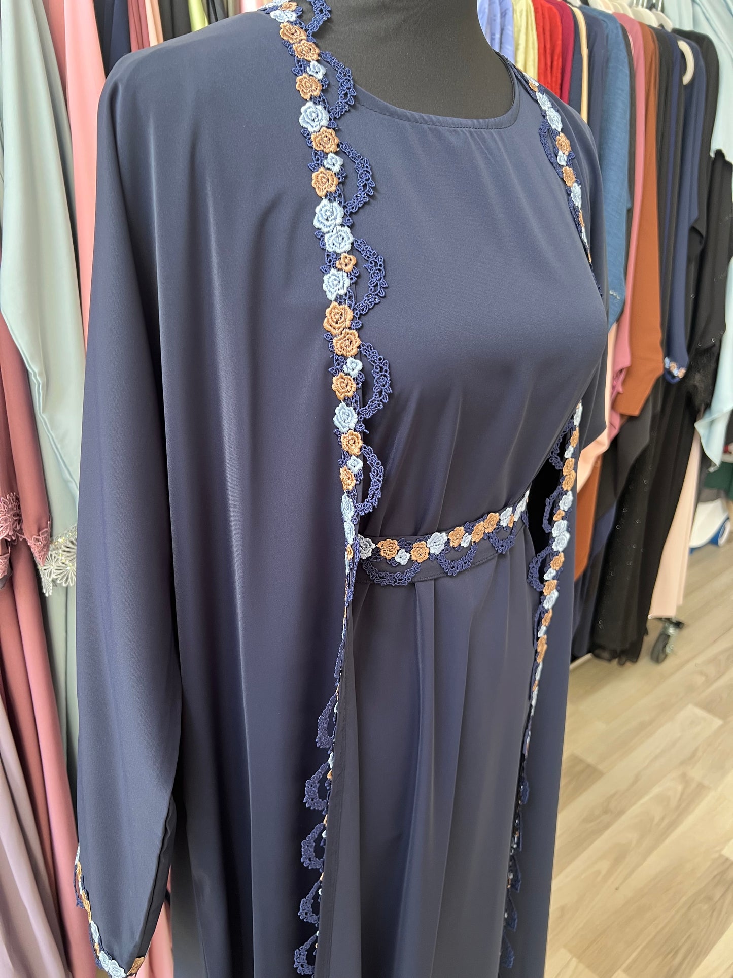 Blaues kleid mit spitzen bordüre bei sheylin abaya Shop