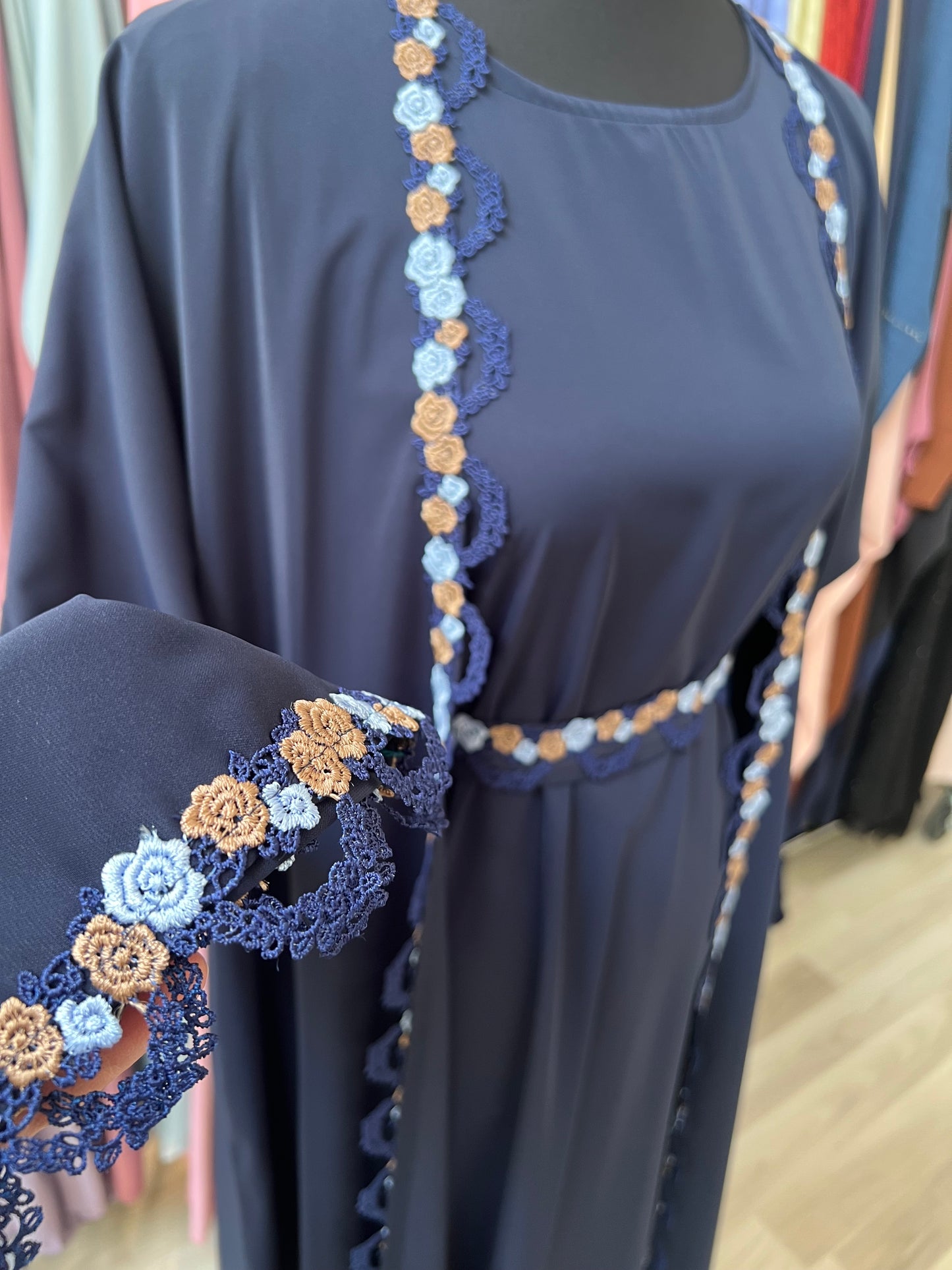 Abaya in dunkelblau mit Spitze und Blumen bei modest fashion Sheylin