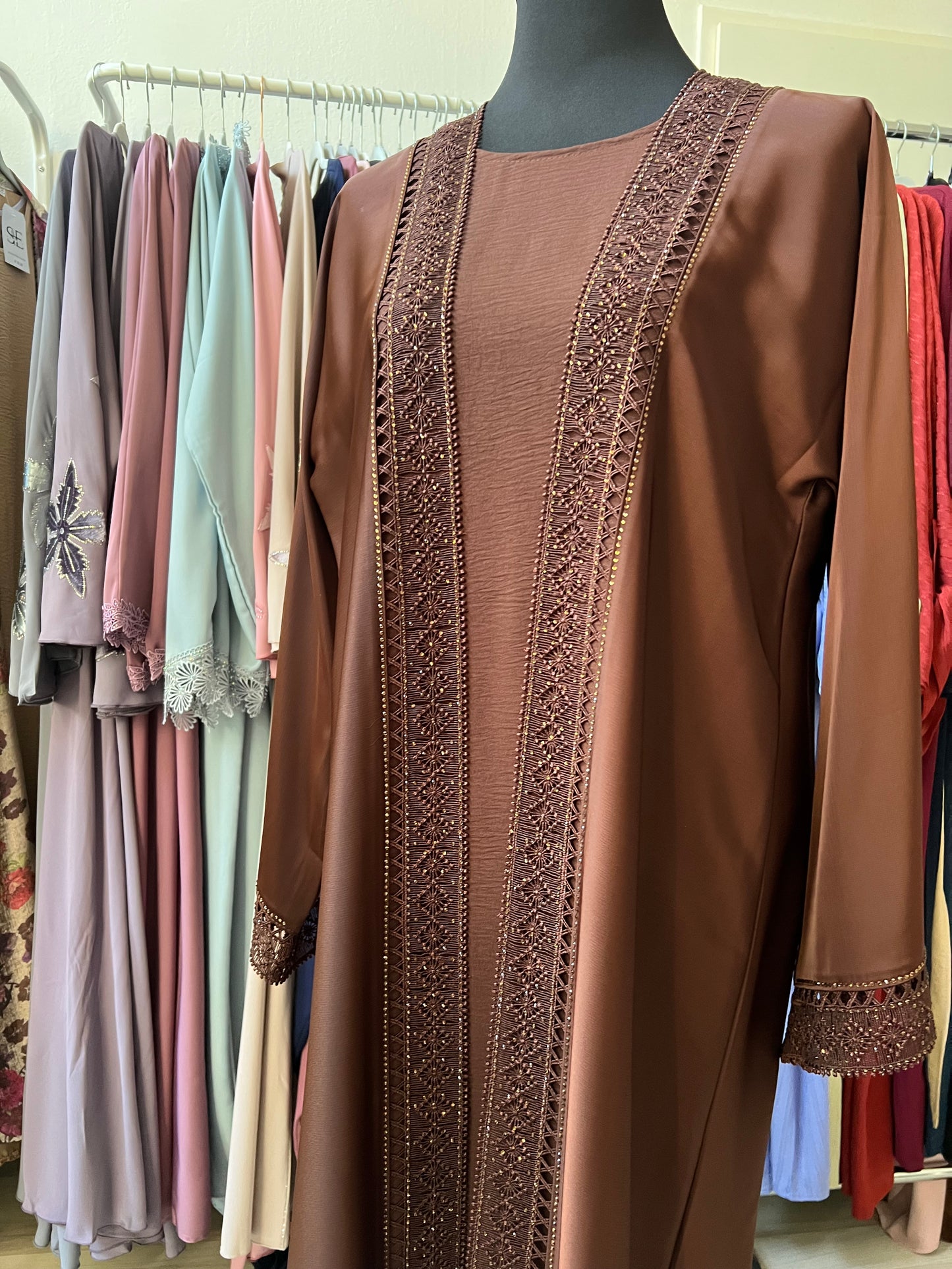 Gesamtansicht der bestickten Abaya Samira in warmem Braunton, elegant drapiert