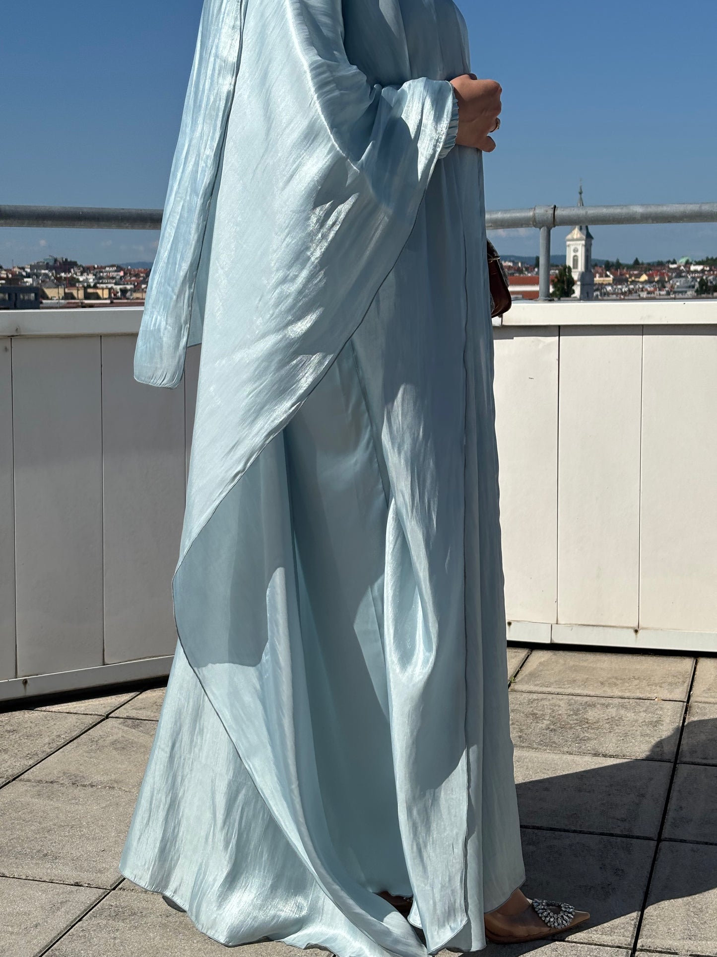 Abaya Sherin - seitenansicht bei sonnenlicht, glänzerder organza stoff