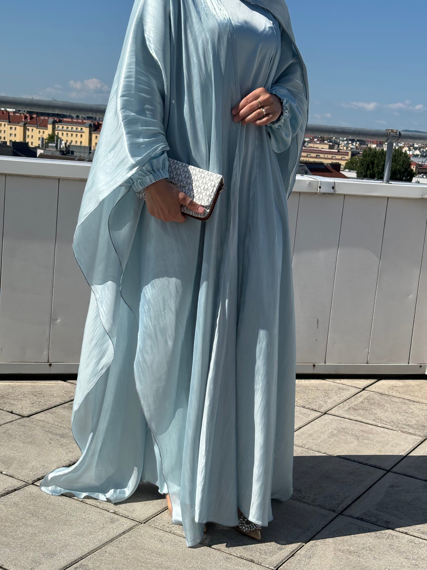 Abaya Sherin - fließender Glanz in Aqua, eleganter schnitt mit clutch